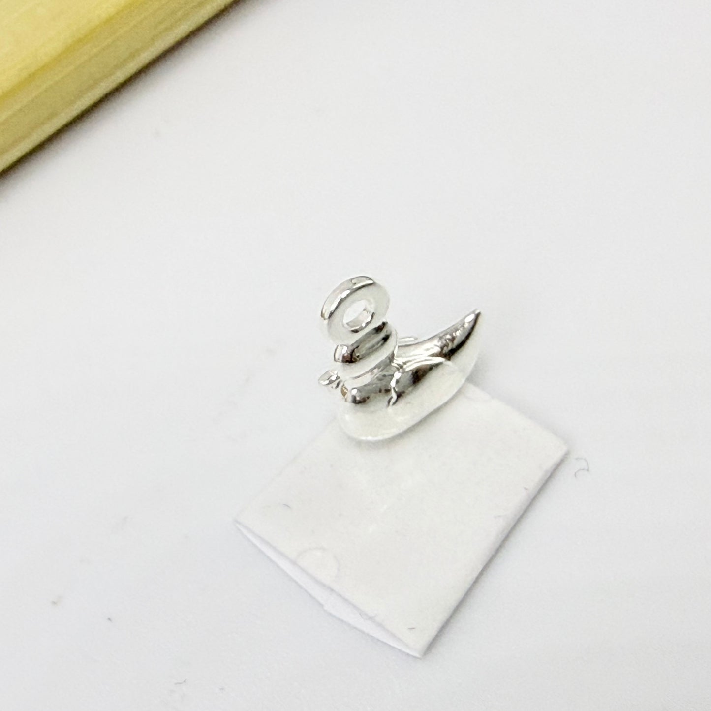 FP1288 Colgante Patito 8 x 8 mm más argollita Espesor 3.5 mm Figura Baño Plata