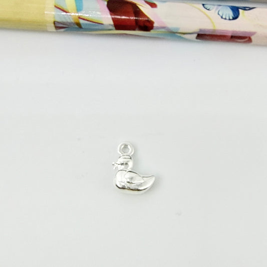 FP1288 Colgante Patito 8 x 8 mm más argollita Espesor 3.5 mm Figura Baño Plata