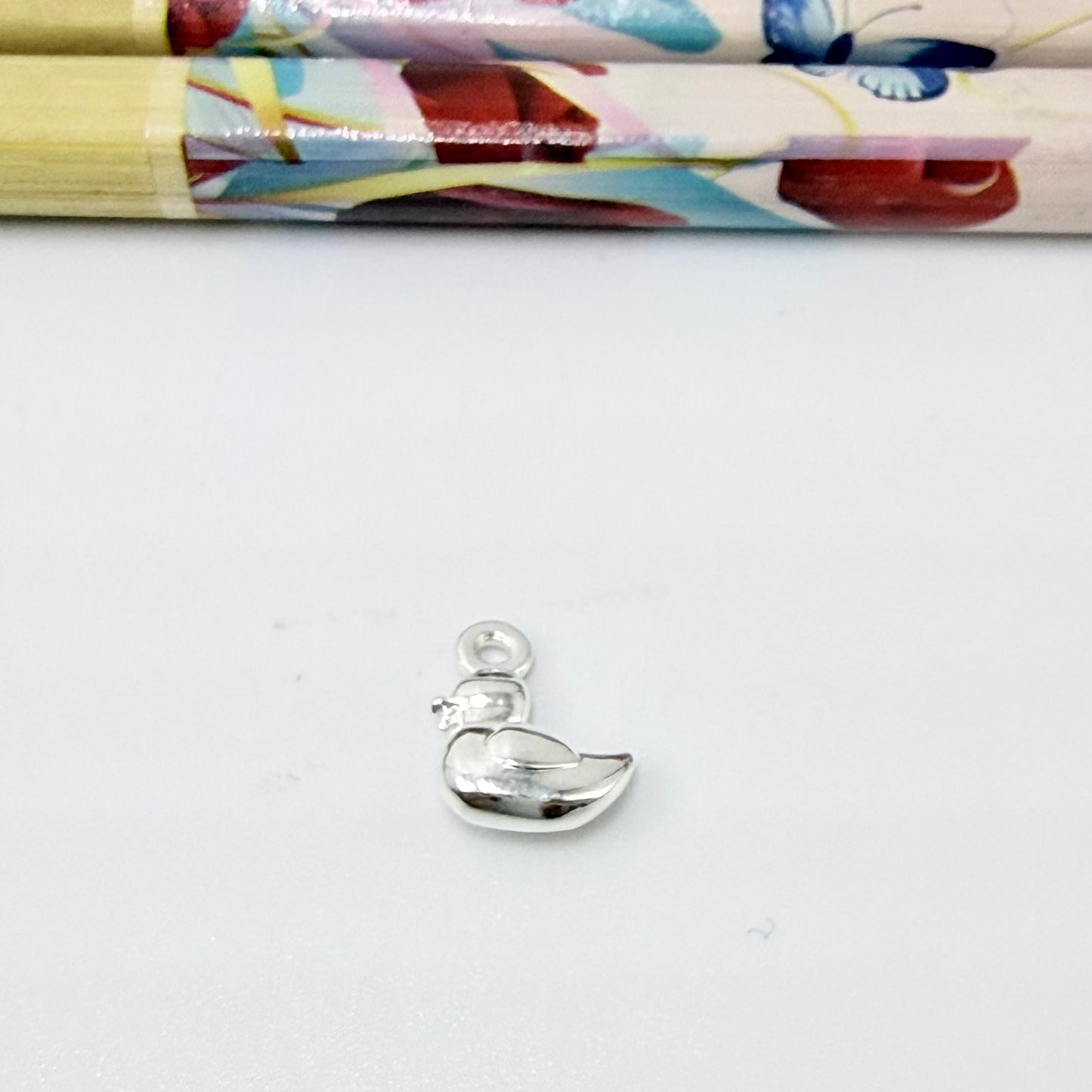FP1288 Colgante Patito 8 x 8 mm más argollita Espesor 3.5 mm Figura Baño Plata