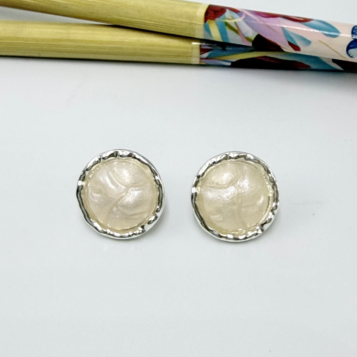 Joyas por Mayor Joyas Bañadas en Plata por Mayor Insumos para Joyas XP584 Aro Perla tipo nácar borde irregular diá. 15 mm Espesor 4.5 mm Aro Baño Plata