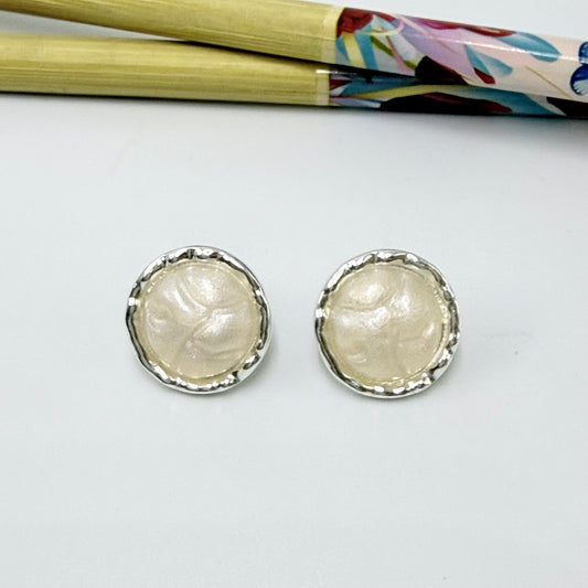 Joyas por Mayor Joyas Bañadas en Plata por Mayor Insumos para Joyas XP584 Aro Perla tipo nácar borde irregular diá. 15 mm Espesor 4.5 mm Aro Baño Plata