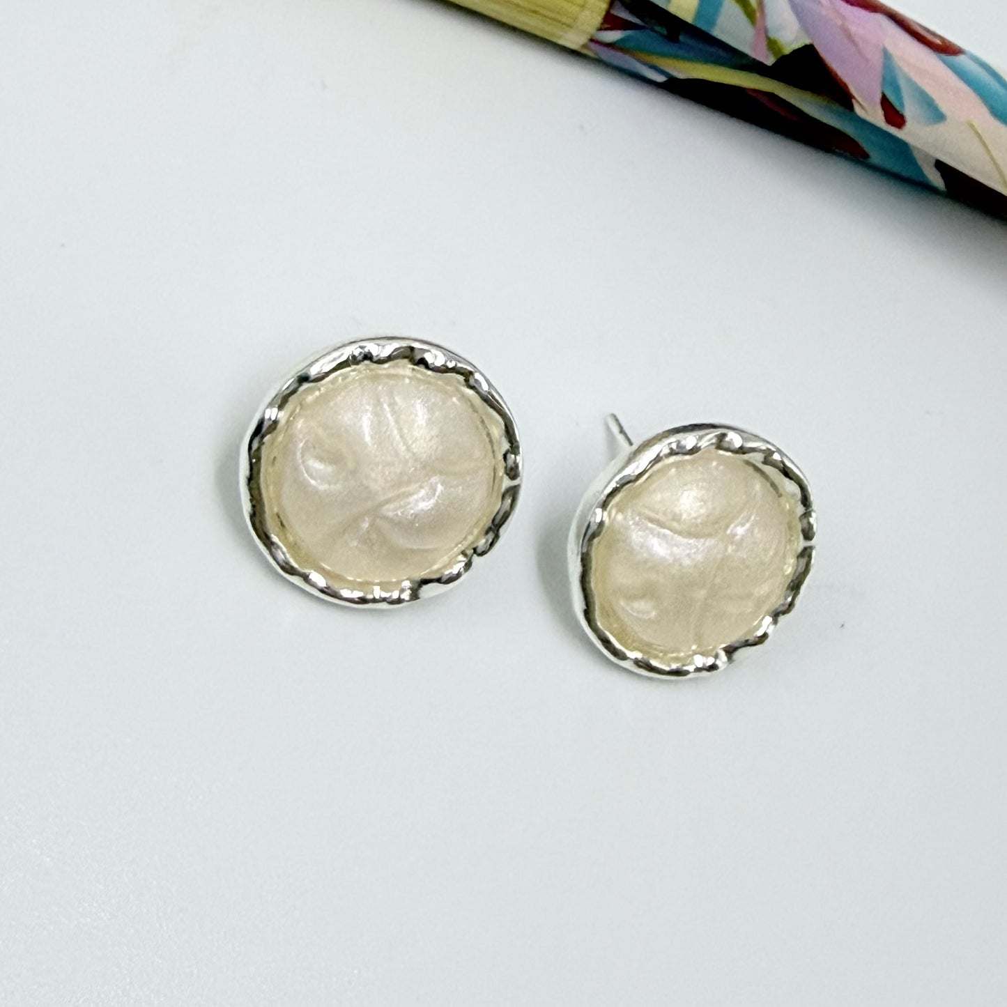 Joyas por Mayor Joyas Bañadas en Plata por Mayor Insumos para Joyas XP584 Aro Perla tipo nácar borde irregular diá. 15 mm Espesor 4.5 mm Aro Baño Plata