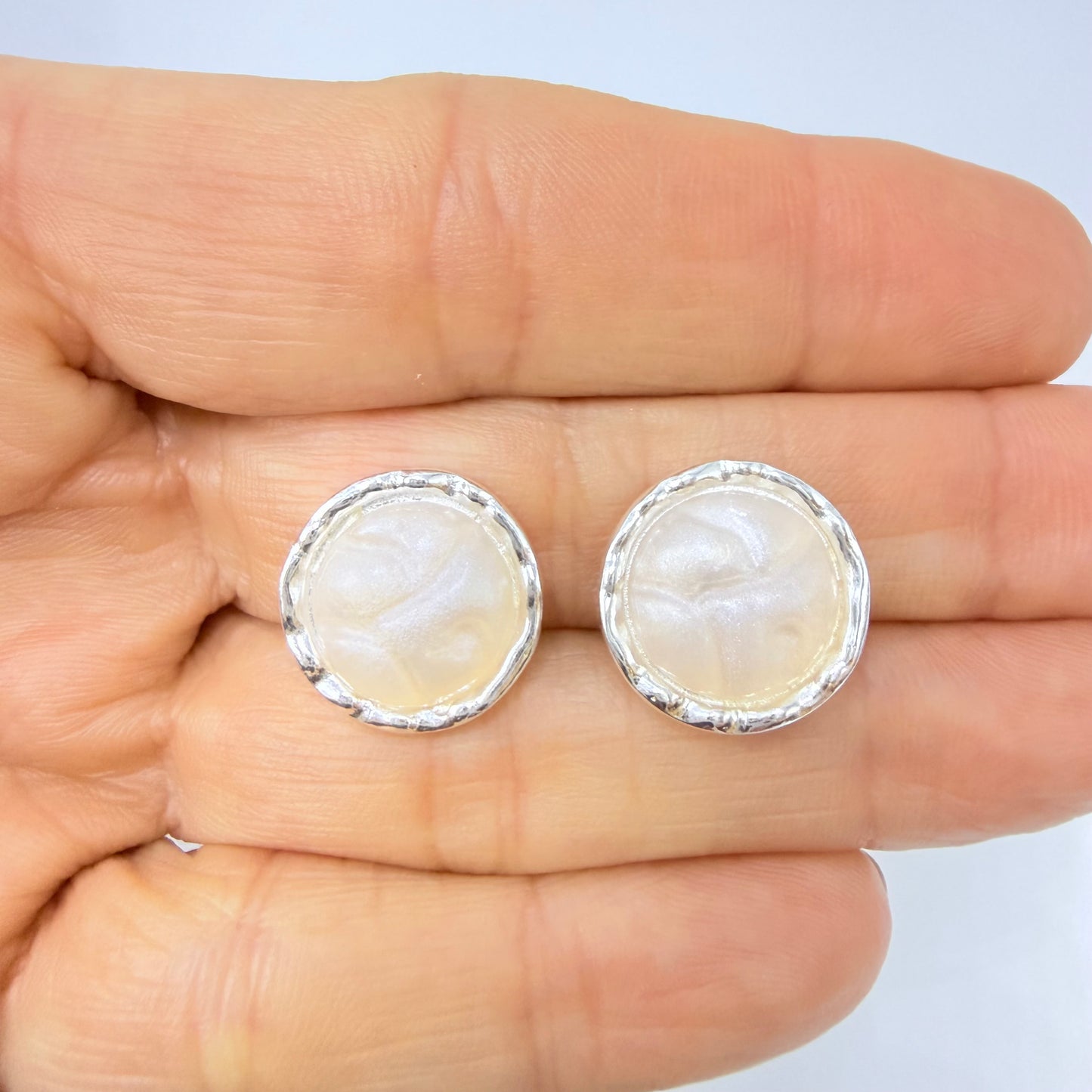 Joyas por Mayor Joyas Bañadas en Plata por Mayor Insumos para Joyas XP584 Aro Perla tipo nácar borde irregular diá. 15 mm Espesor 4.5 mm Aro Baño Plata