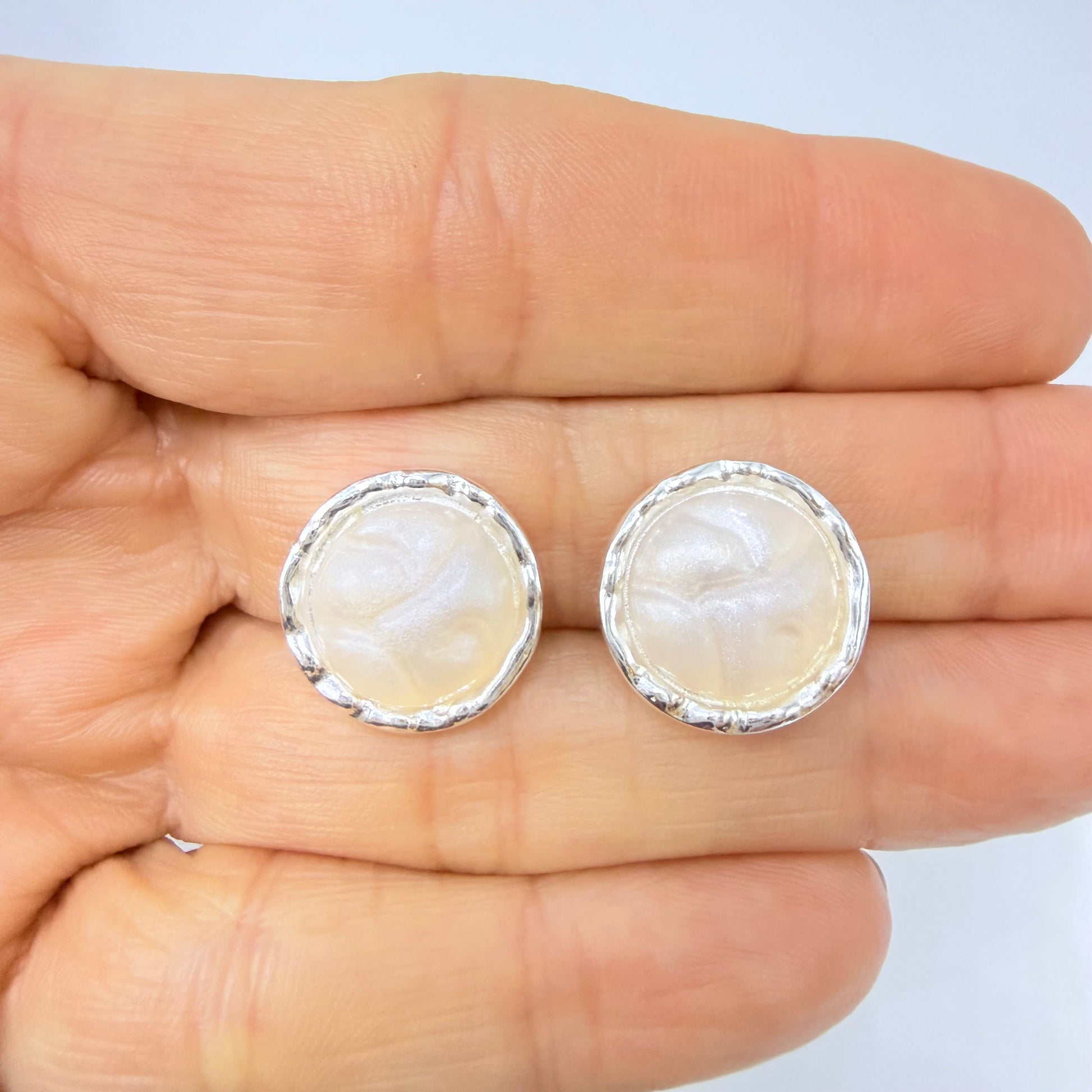 Joyas por Mayor Joyas Bañadas en Plata por Mayor Insumos para Joyas XP584 Aro Perla tipo nácar borde irregular diá. 15 mm Espesor 4.5 mm Aro Baño Plata