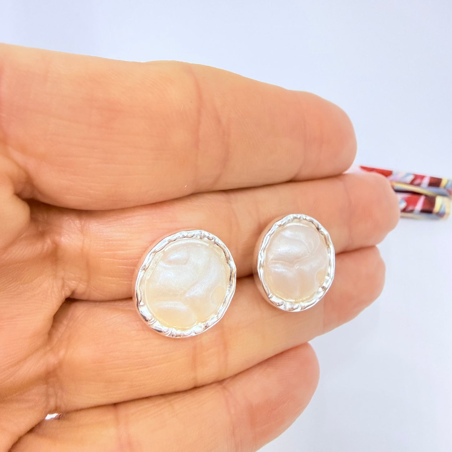 Joyas por Mayor Joyas Bañadas en Plata por Mayor Insumos para Joyas XP584 Aro Perla tipo nácar borde irregular diá. 15 mm Espesor 4.5 mm Aro Baño Plata