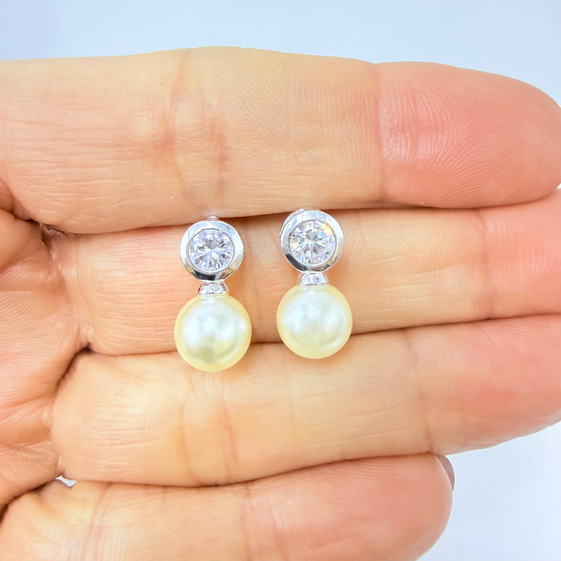 Joyas por Mayor Joyas Bañadas en Plata por Mayor Insumos para Joyas XP583 Aro Perla diá. 9 mm Base Punto de Luz Circón diá. 6.5 mm Espesor 4 mm Figura Baño Plata