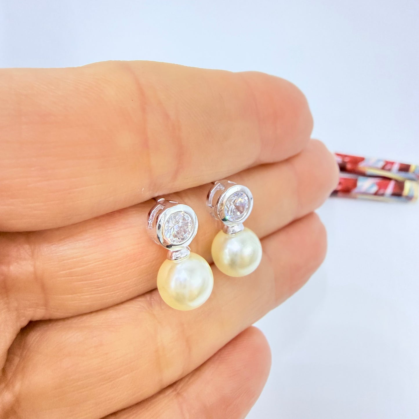 Joyas por Mayor Joyas Bañadas en Plata por Mayor Insumos para Joyas XP583 Aro Perla diá. 9 mm Base Punto de Luz Circón diá. 6.5 mm Espesor 4 mm Figura Baño Plata