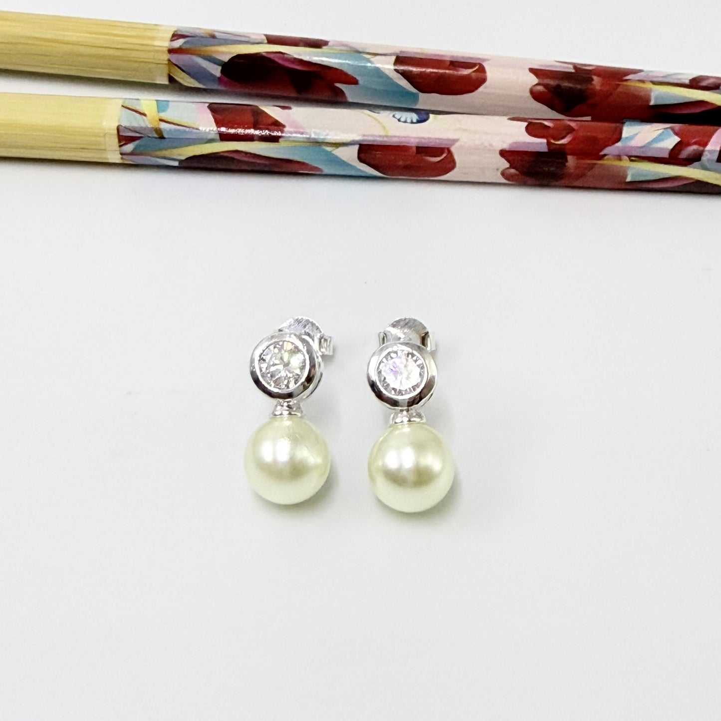 Joyas por Mayor Joyas Bañadas en Plata por Mayor Insumos para Joyas XP583 Aro Perla diá. 9 mm Base Punto de Luz Circón diá. 6.5 mm Espesor 4 mm Figura Baño Plata