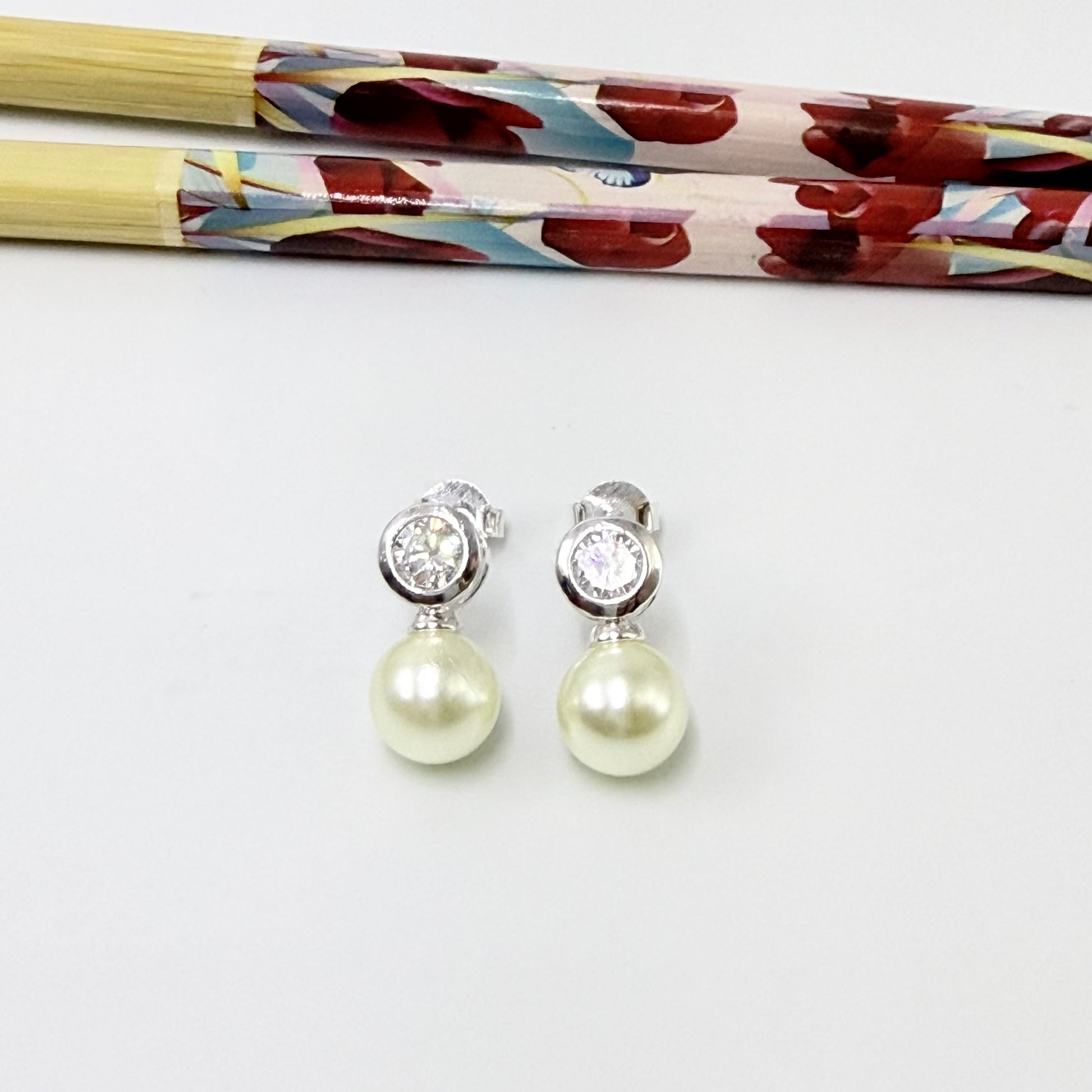 Joyas por Mayor Joyas Bañadas en Plata por Mayor Insumos para Joyas XP583 Aro Perla diá. 9 mm Base Punto de Luz Circón diá. 6.5 mm Espesor 4 mm Figura Baño Plata