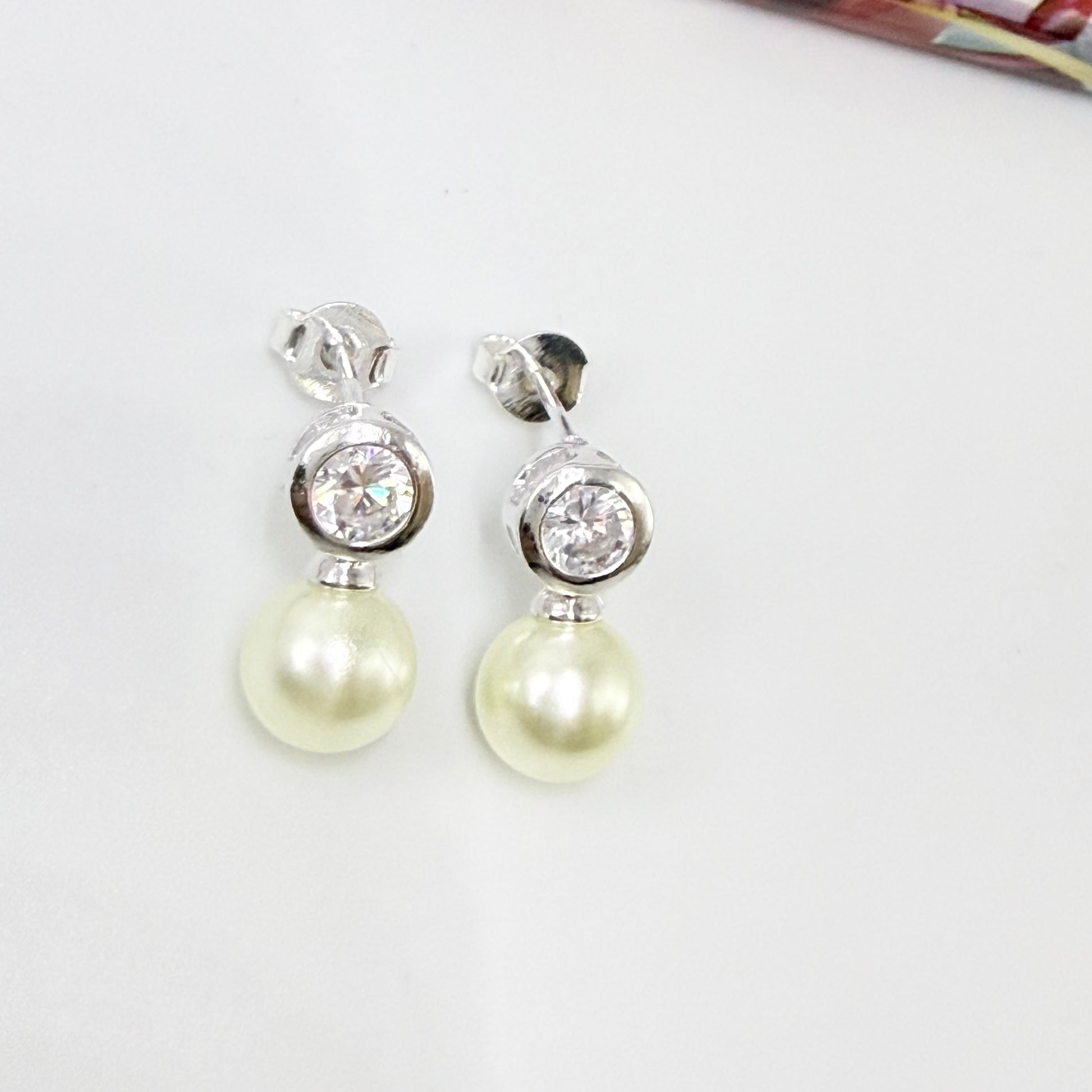 Joyas por Mayor Joyas Bañadas en Plata por Mayor Insumos para Joyas XP583 Aro Perla diá. 9 mm Base Punto de Luz Circón diá. 6.5 mm Espesor 4 mm Figura Baño Plata