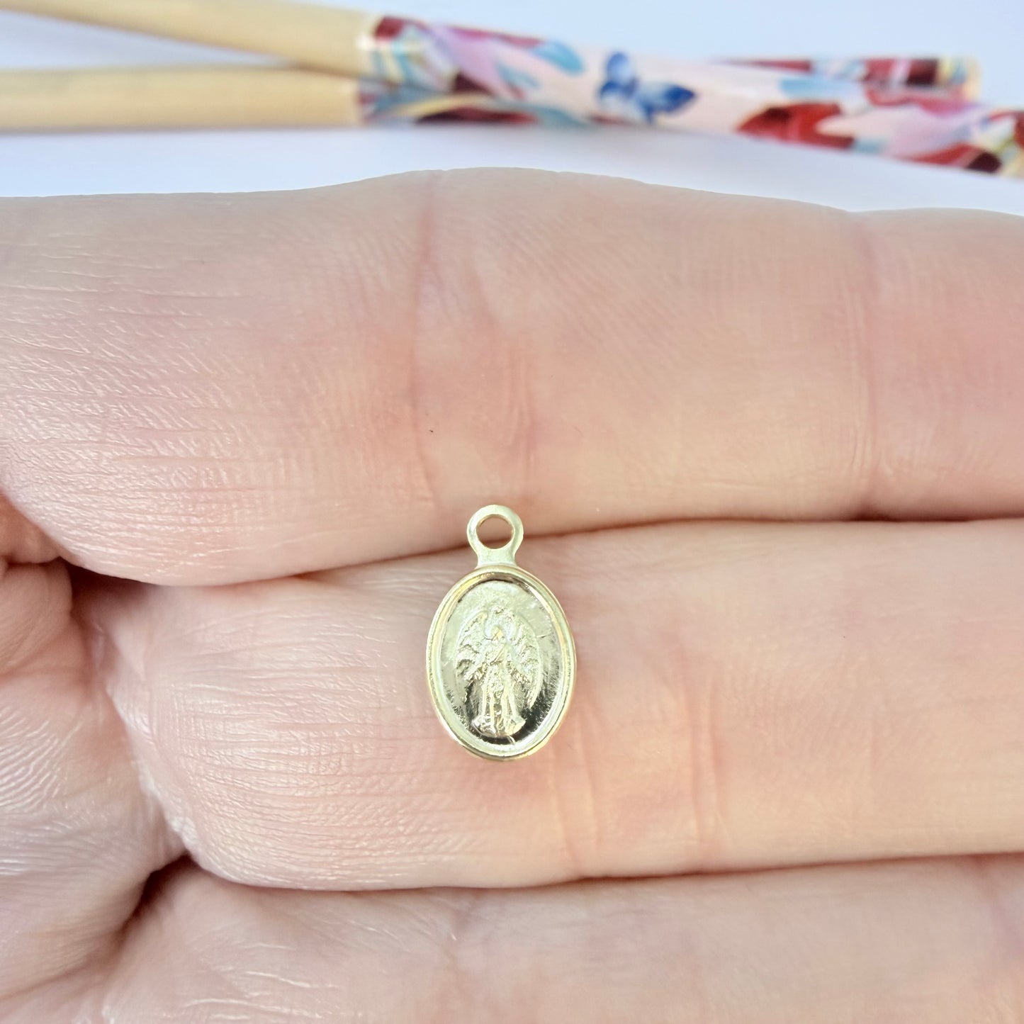 FO1289 Mini Colgante Ovalado Arcángel Rafael 9 x 7 mm más Argollita Espesor 1 mm Figura Baño Oro