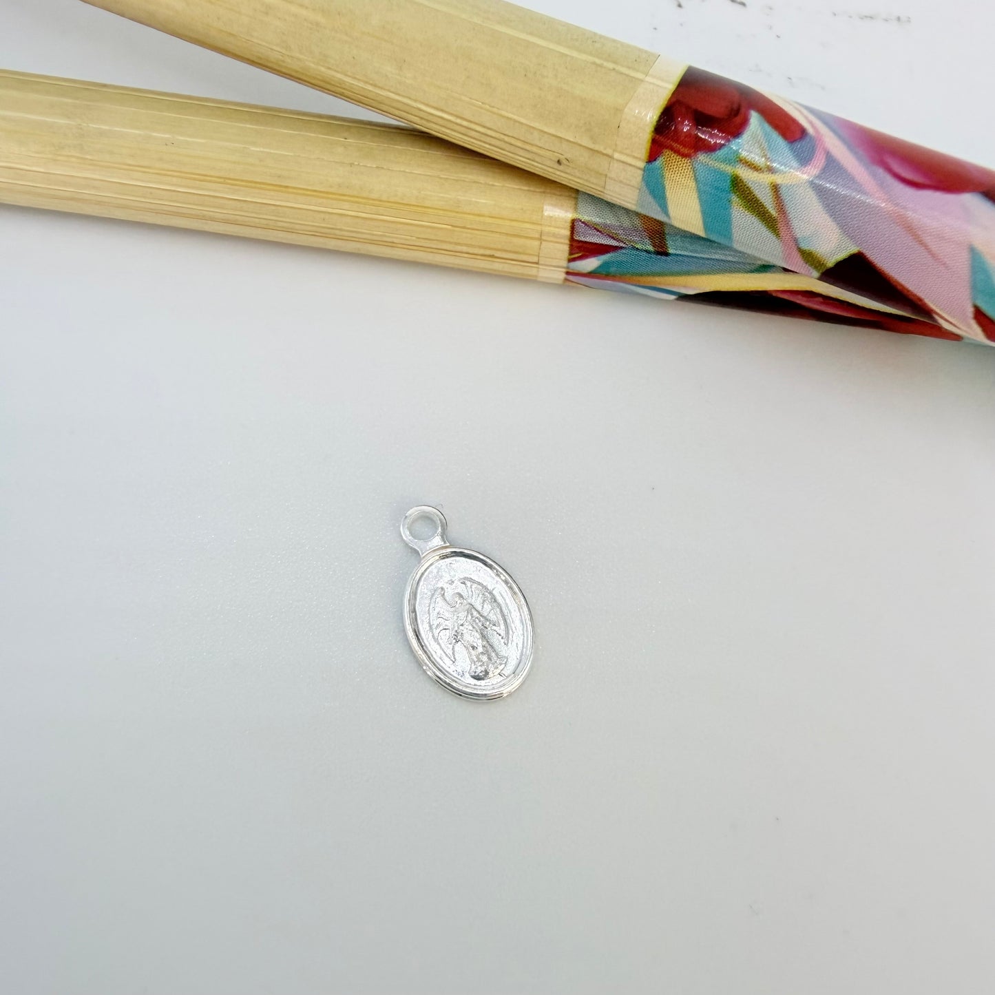 FP1289 Mini Colgante Ovalado Arcángel Rafael 9 x 7 mm más Argollita Espesor 1 mm Figura Baño Plata
