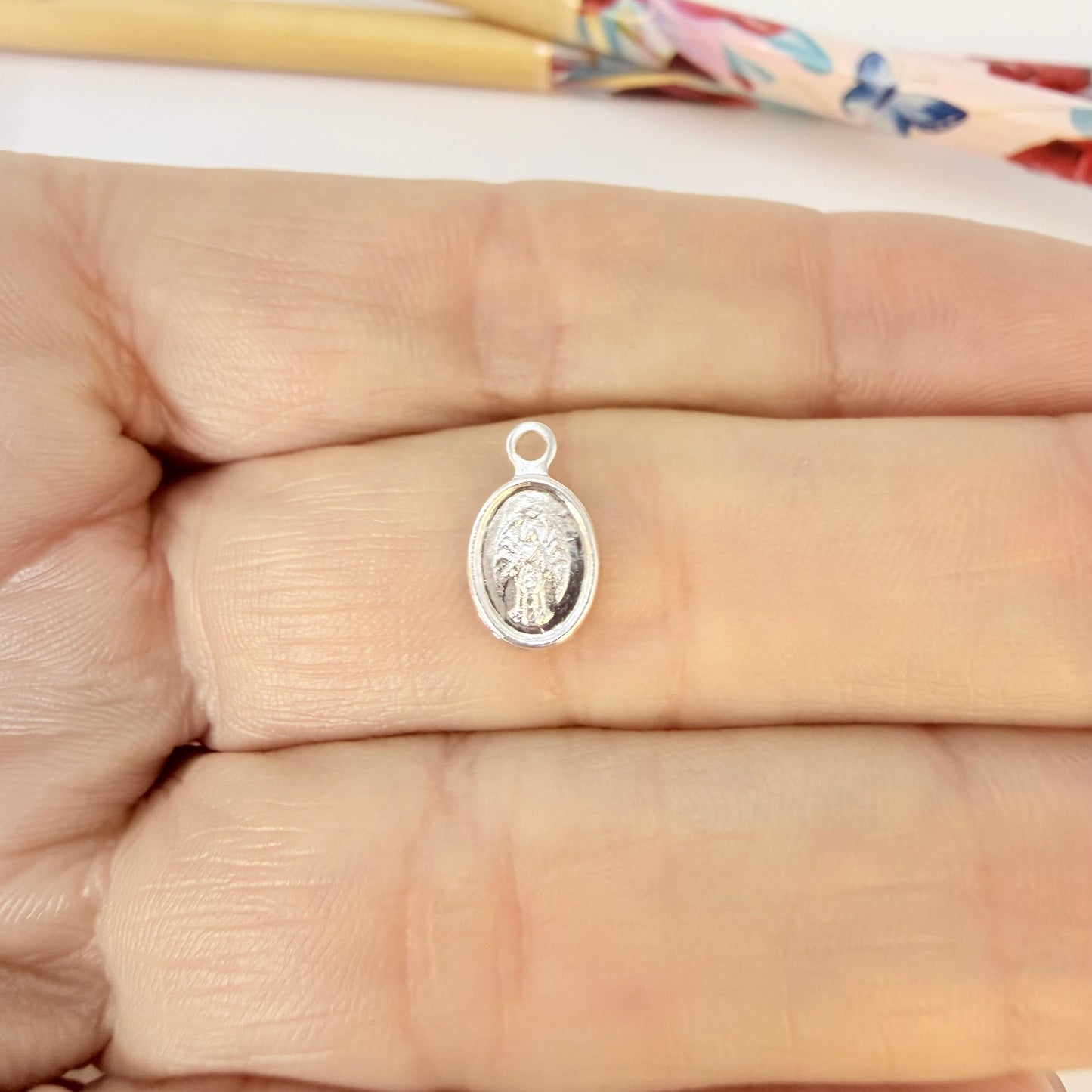 FP1289 Mini Colgante Ovalado Arcángel Rafael 9 x 7 mm más Argollita Espesor 1 mm Figura Baño Plata