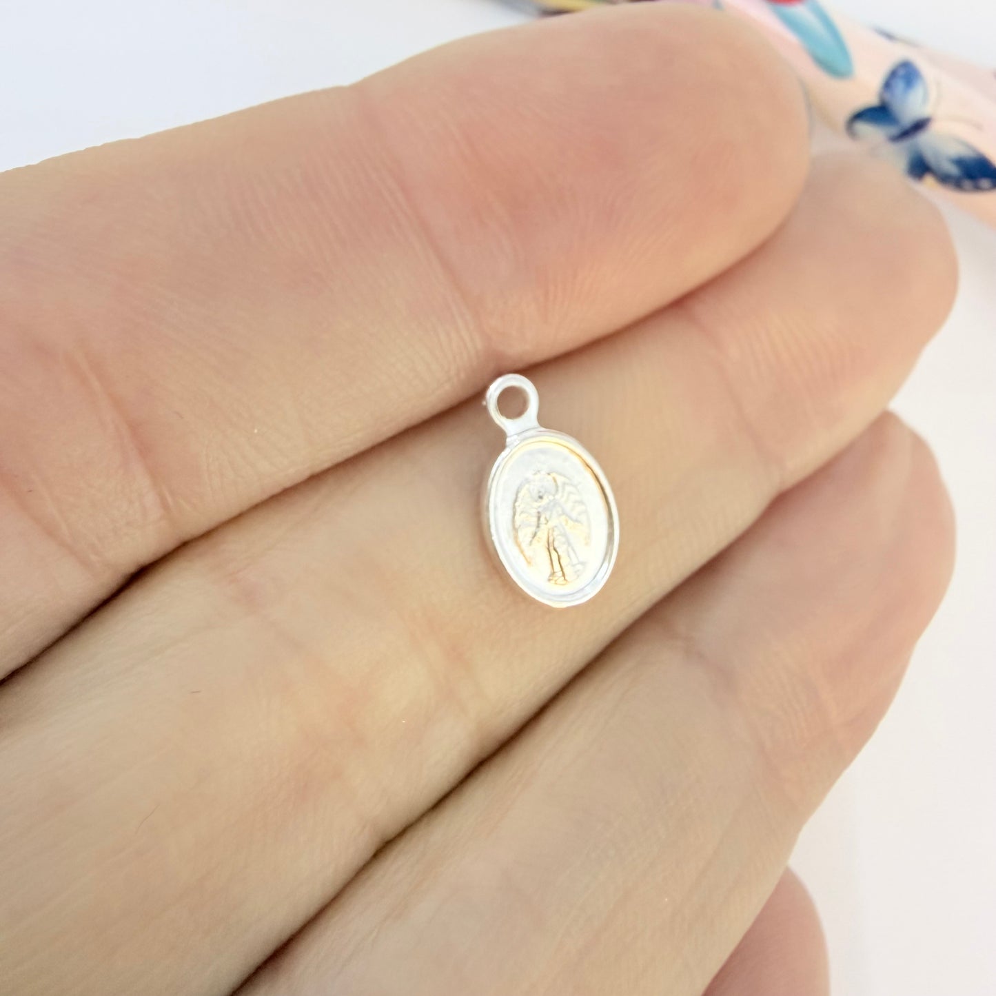 FP1289 Mini Colgante Ovalado Arcángel Rafael 9 x 7 mm más Argollita Espesor 1 mm Figura Baño Plata