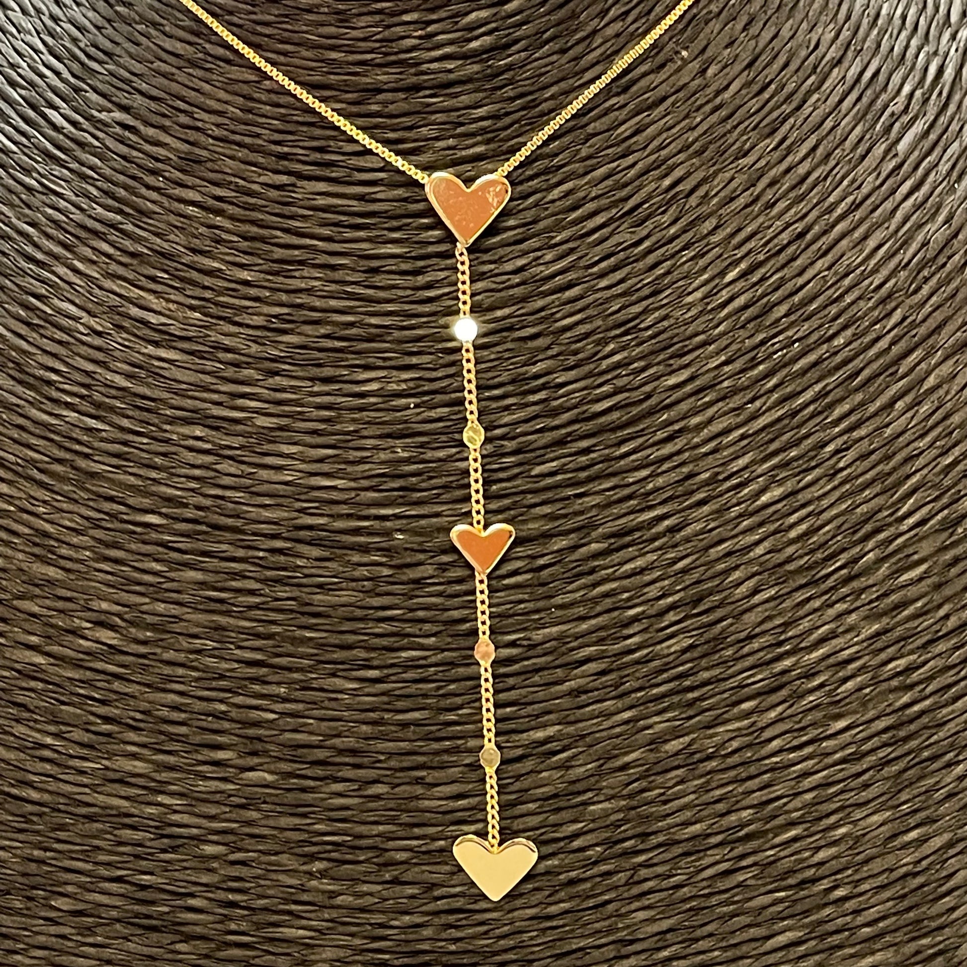 CO169 Collar Cascada Cadena Veneciana con 3 corazones dos de 8 mm y uno de 6 mm Largo 45 cm mas extensor Largo cascada 8 cm Collar Terminado Baño Oro Cadenas Bañadas hecho de Bronce Bañado en Oro 18K Joyas Bañadas en Oro