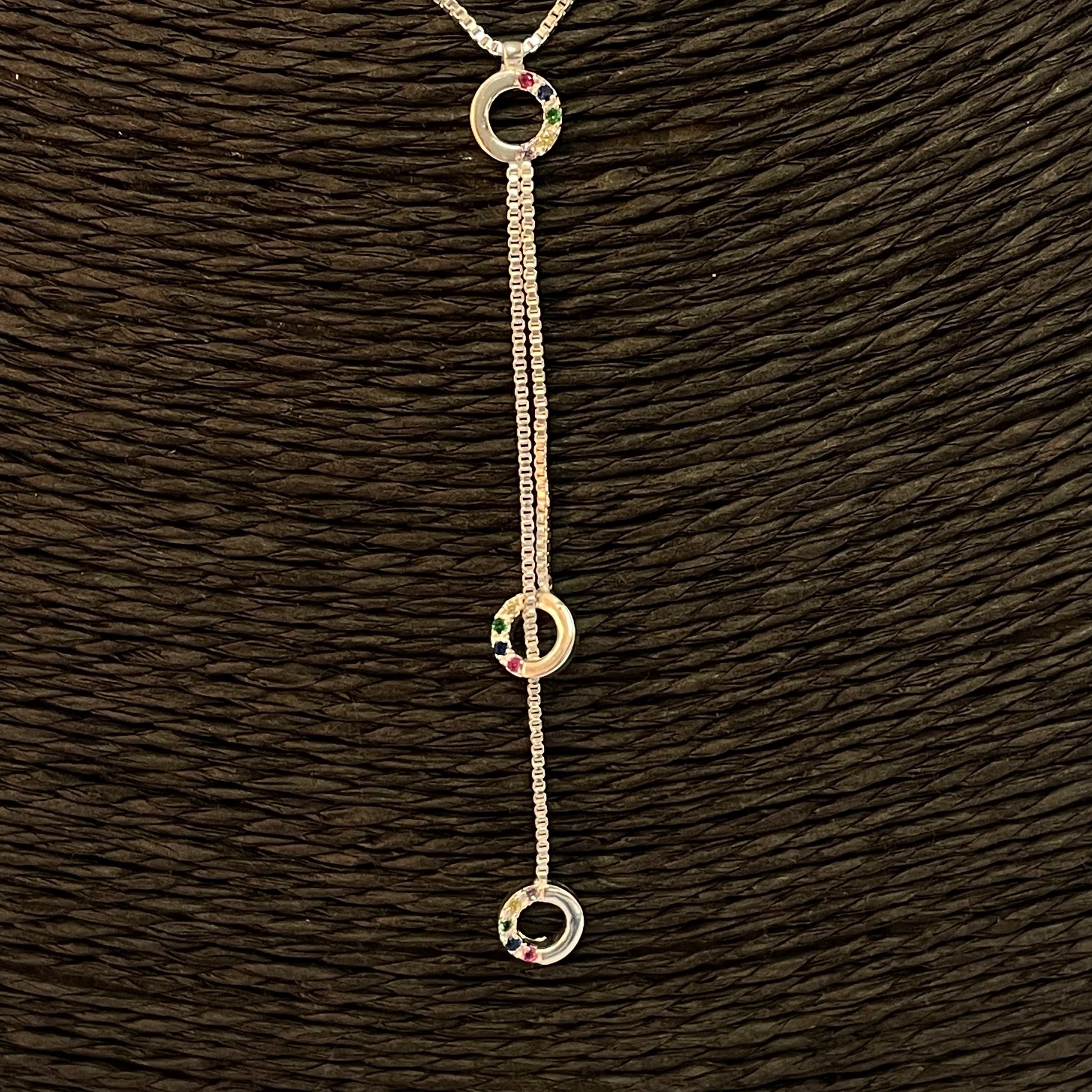 CP168 Collar Cascada con 3 círculos calados con circones de colores de Diá. 6 mm Cadena Veneciana Largo 40 cm largo Cascada 6.3 cm Collar Terminado Baño Plata Cadenas Bañadas hecho de Bronce Bañado en Plata 50 ml Joyas Bañadas en Plata