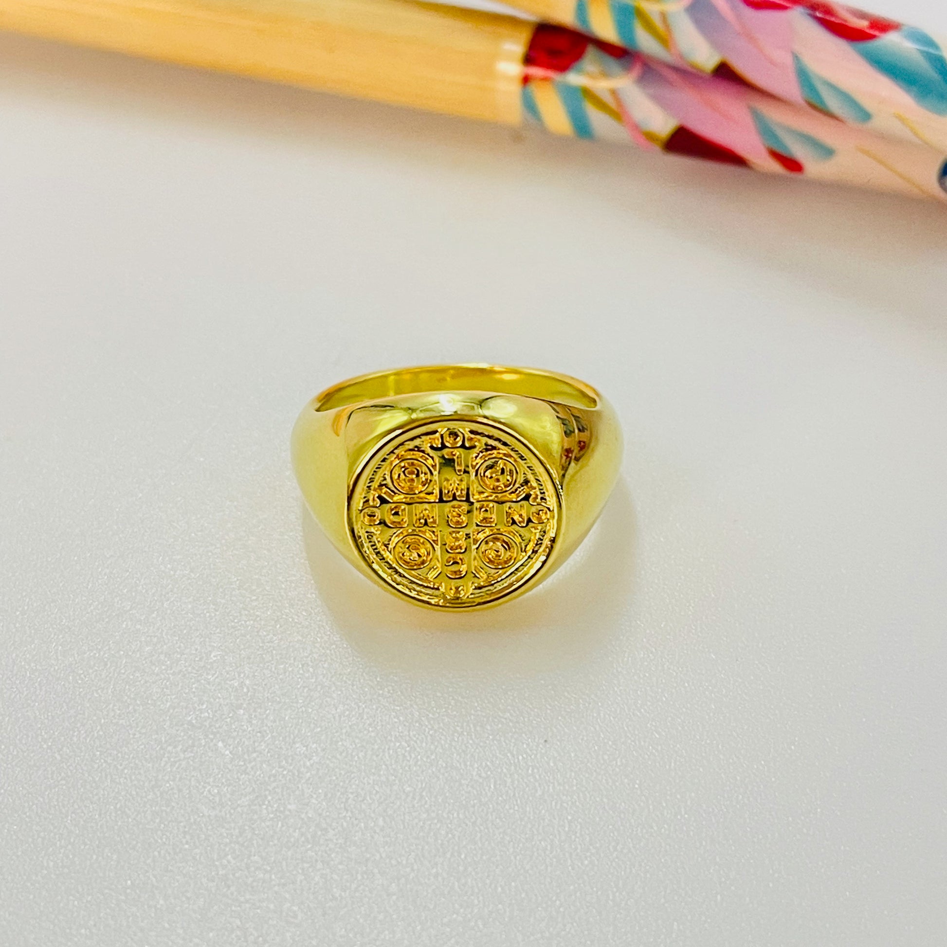 WO71 Anillo Tipo Chevalier Small San Benito Esfera diá. 13 mm Ancho argolla 2.8 mm Anillo Baño Oro Anillos Bañados hecho de Bronce Bañado en Oro 18K Joyas Bañadas en Oro
