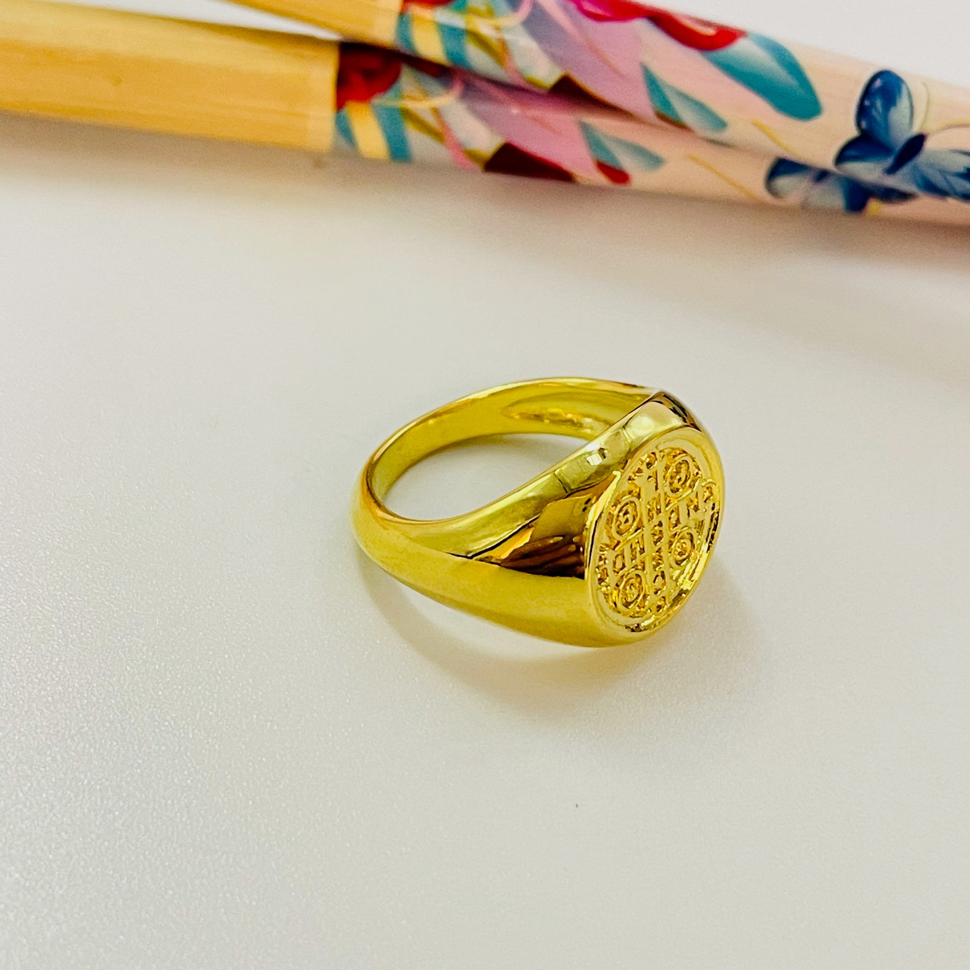 WO71 Anillo Tipo Chevalier Small San Benito Esfera diá. 13 mm Ancho argolla 2.8 mm Anillo Baño Oro Anillos Bañados hecho de Bronce Bañado en Oro 18K Joyas Bañadas en Oro