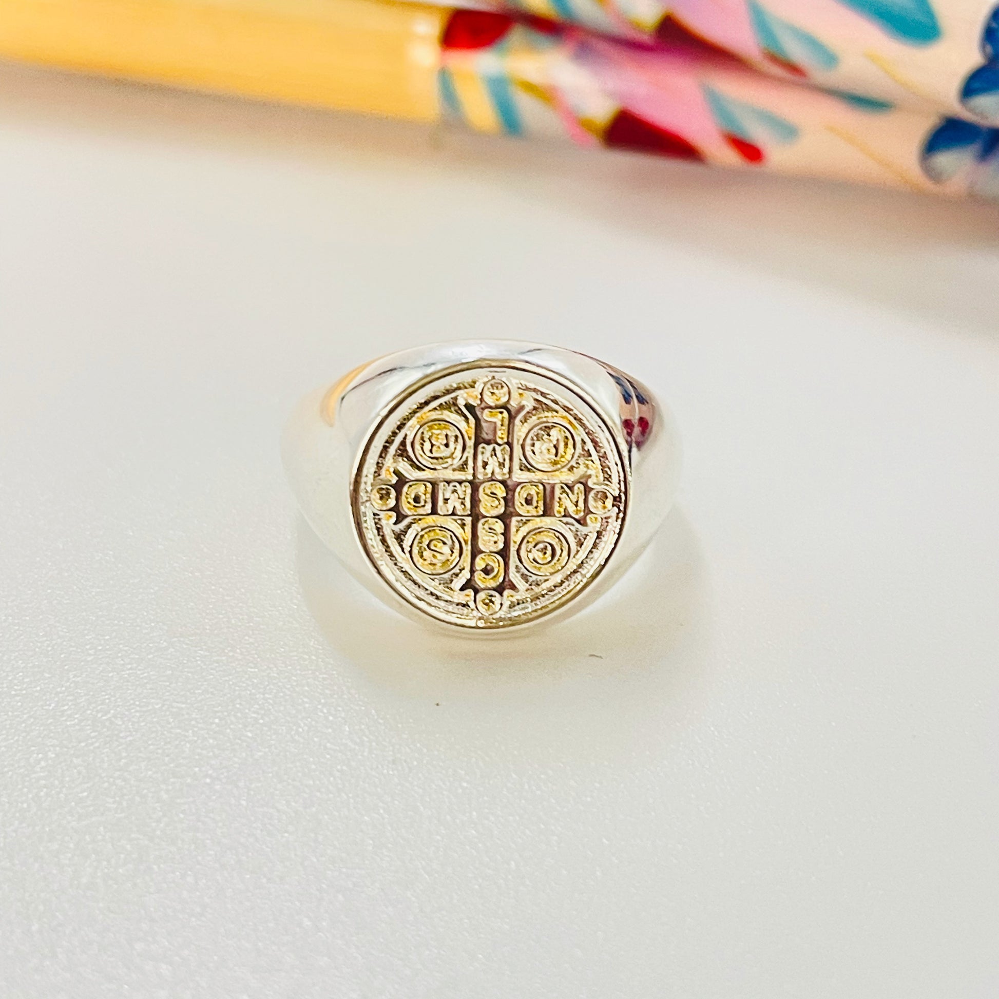 WP71 Anillo Tipo Chevalier Small San Benito Esfera diá. 13 mm Ancho argolla 2.8 mm Anillo Baño Plata Anillos Bañados hecho de Bronce Bañado en Plata 50 ml Joyas Bañadas en Plata