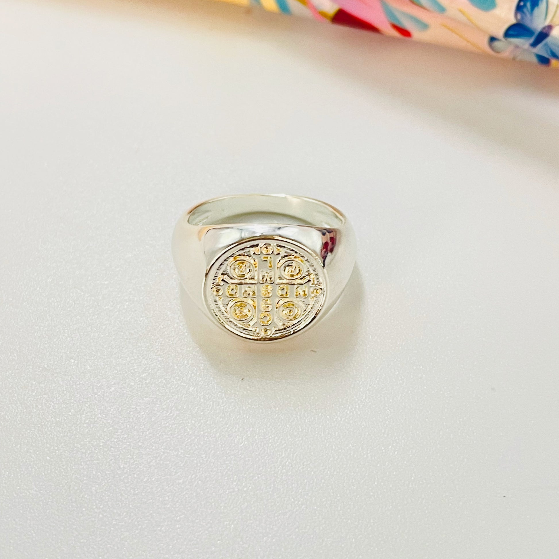 WP71 Anillo Tipo Chevalier Small San Benito Esfera diá. 13 mm Ancho argolla 2.8 mm Anillo Baño Plata Anillos Bañados hecho de Bronce Bañado en Plata 50 ml Joyas Bañadas en Plata