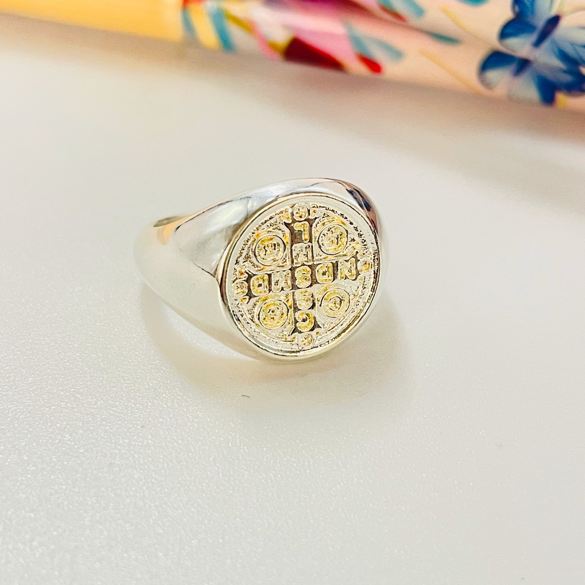 WP71 Anillo Tipo Chevalier Small San Benito Esfera diá. 13 mm Ancho argolla 2.8 mm Anillo Baño Plata Anillos Bañados hecho de Bronce Bañado en Plata 50 ml Joyas Bañadas en Plata