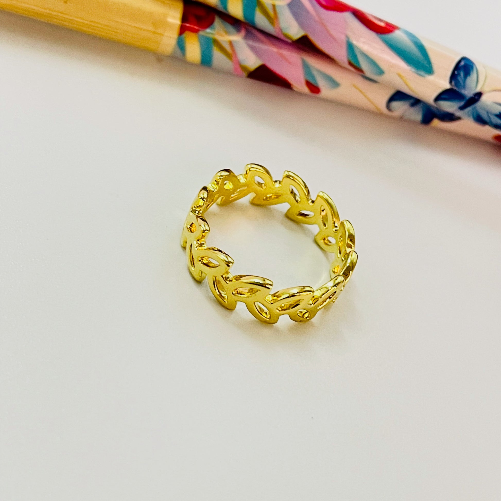 WO70 Anillo Hojitas Caladas Ancho 5 mm Espesor 2 mm Anillo Baño Oro Anillos Bañados hecho de Bronce Bañado en Oro 18K Joyas Bañadas en Oro