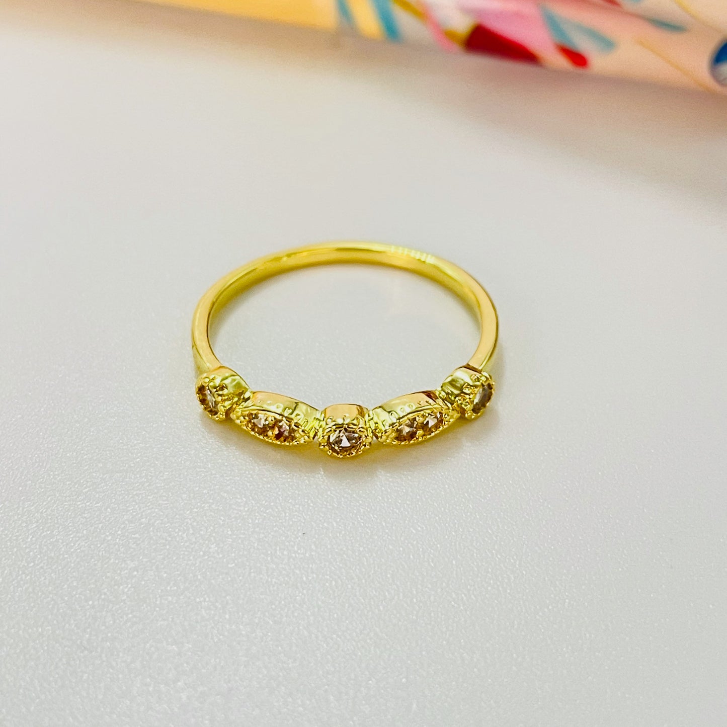 WO69 Anillo Medio Cintillo 3 Circones 2.8 mm y 2 Navetes 5 x 2.8 mm Bordes Rutilados Ancho argolla 1.2 mm Anillo Baño Oro Anillos Bañados hecho de Bronce Bañado en Oro 18K Joyas Bañadas en Oro