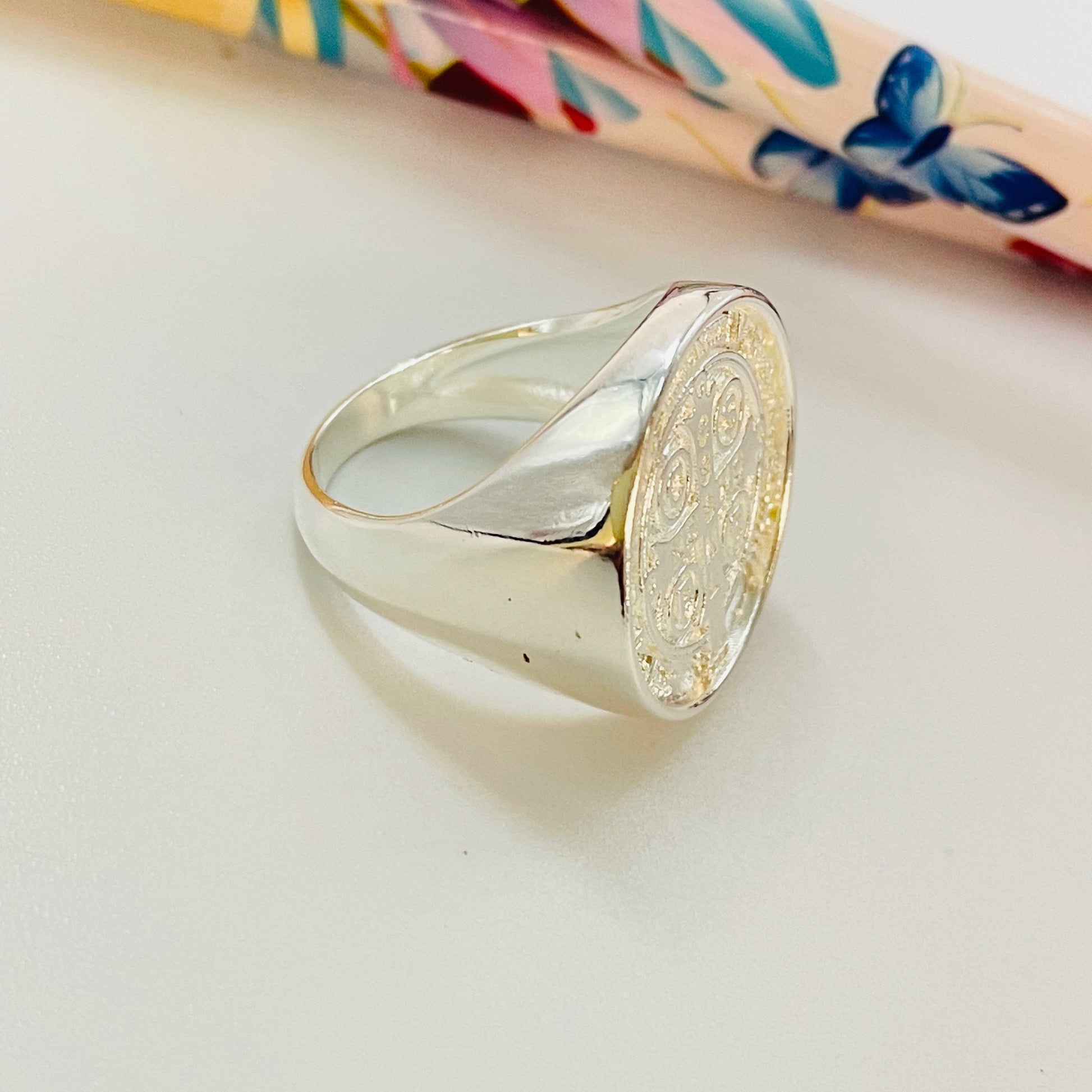 WP72 Anillo Tipo Chevalier Large San Benito Esfera diá. 19.5 mm Ancho argolla 3 mm Anillo Baño Plata Anillos Bañados hecho de Bronce Bañado en Plata 50 ml Joyas Bañadas en Plata