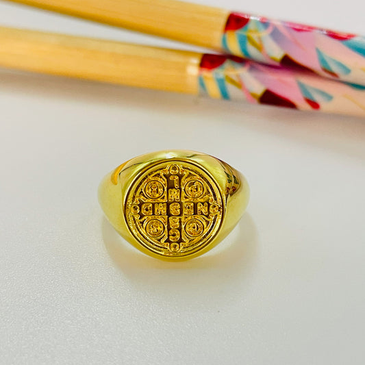 WO71 Anillo Tipo Chevalier Small San Benito Esfera diá. 13 mm Ancho argolla 2.8 mm Anillo Baño Oro Anillos Bañados hecho de Bronce Bañado en Oro 18K Joyas Bañadas en Oro