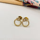 XO366 Aro Estrella con 1 circón 5 mm y argolla texturada Diá. 9.2 mm Tamaño Total 12.2 x 9 .2 mm Aro Baño Oro Aros Bañados hecho de Bronce Bañado en Oro 18K Joyas Bañadas en Oro