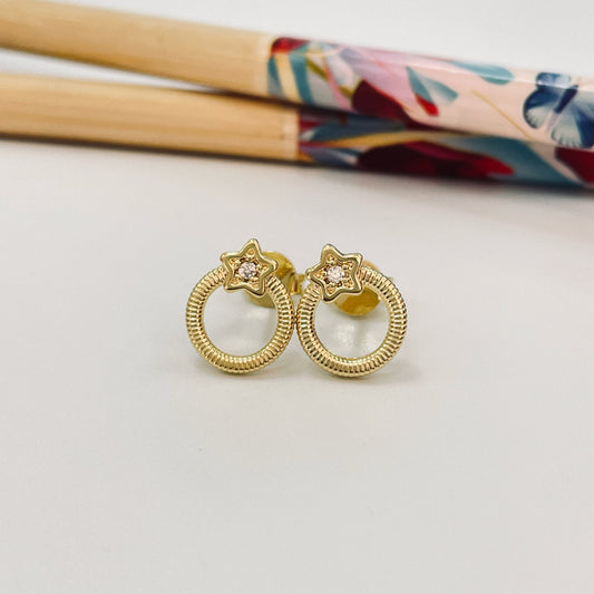 XO366 Aro Estrella con 1 circón 5 mm y argolla texturada Diá. 9.2 mm Tamaño Total 12.2 x 9 .2 mm Aro Baño Oro Aros Bañados hecho de Bronce Bañado en Oro 18K Joyas Bañadas en Oro