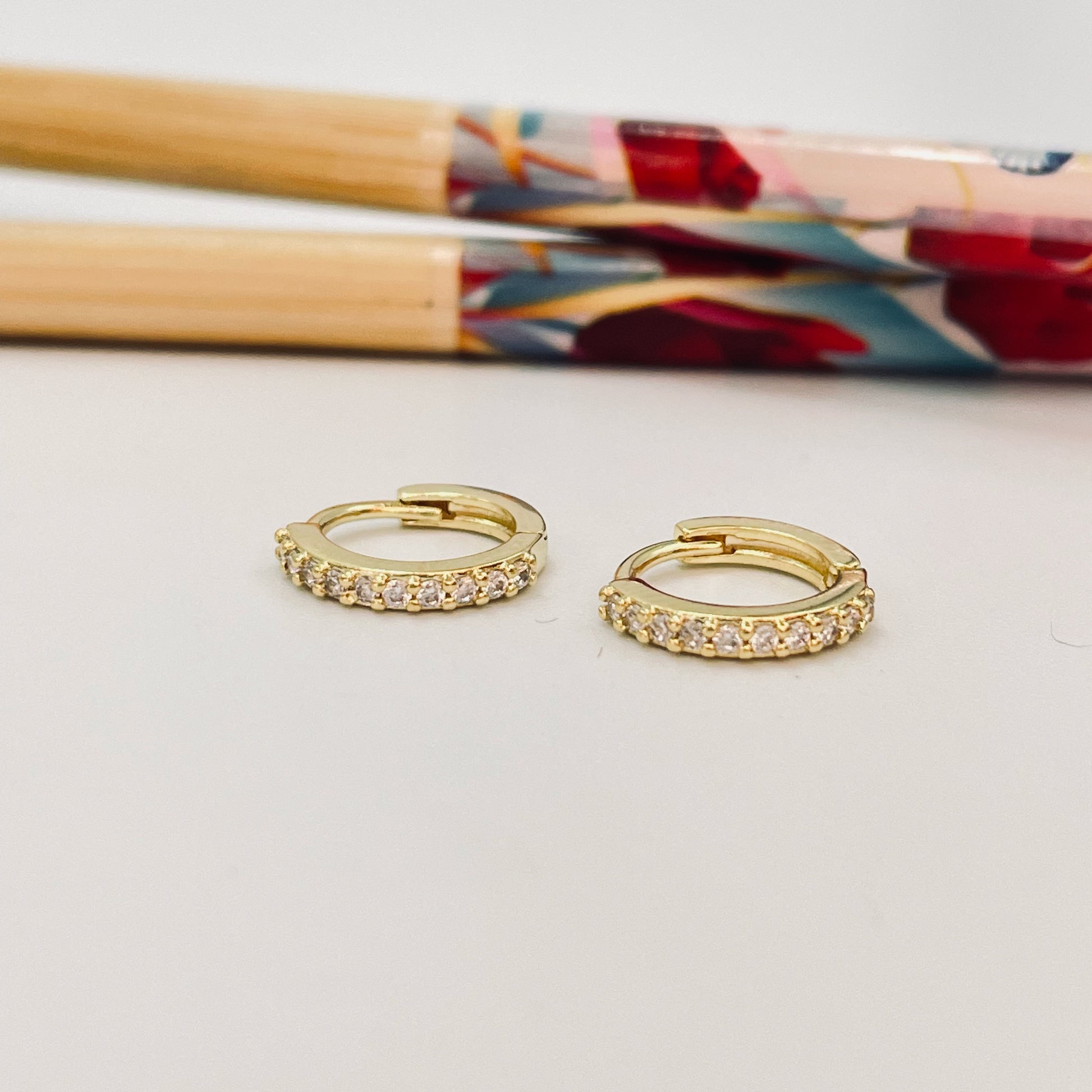 XO358 Aro Argolla Click Circones Espesor 1.5 mm Aro Baño Oro Aros Bañados hecho de Bronce Bañado en Oro 18K Joyas Bañadas en Oro
