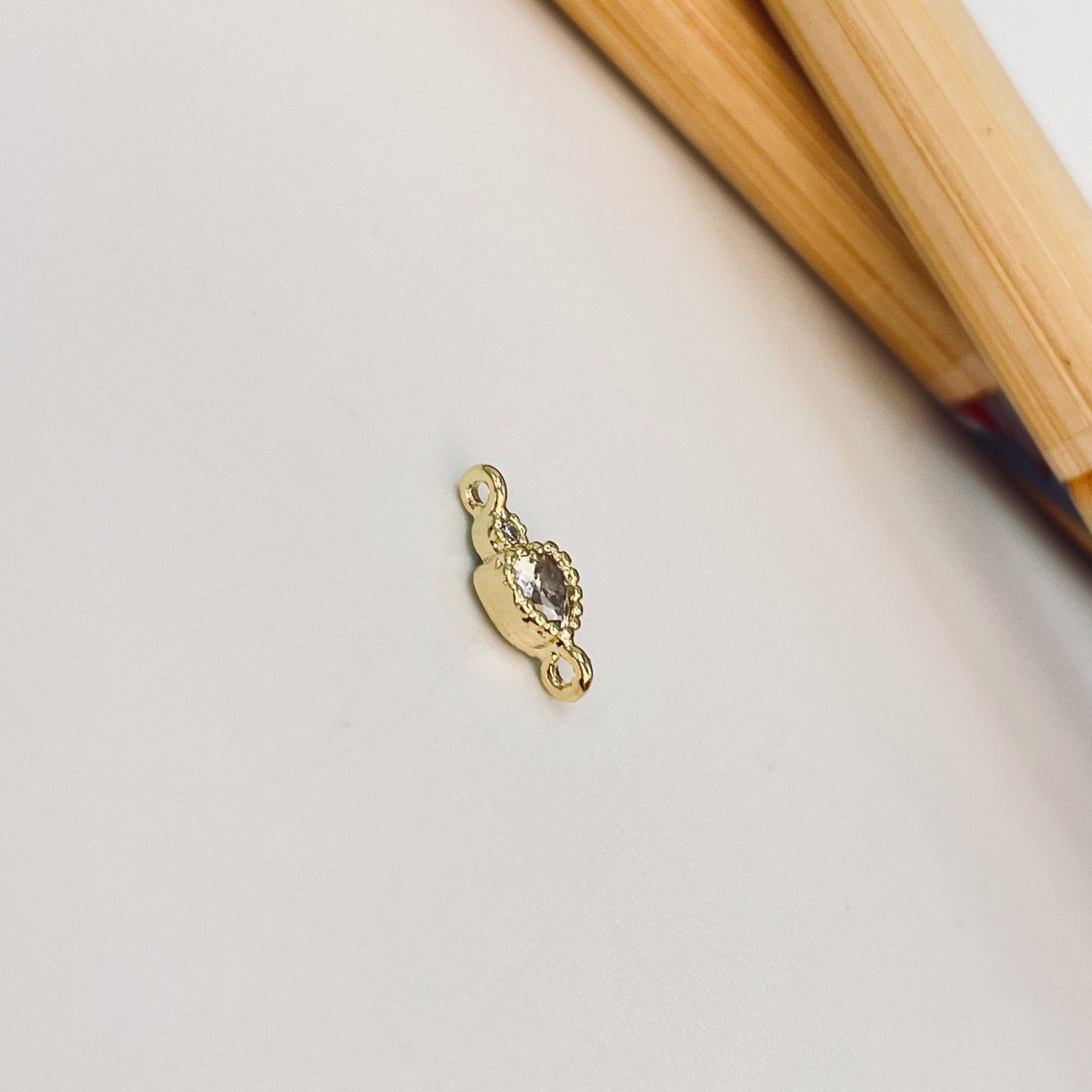 FO1071 Conector Mini Corazón Cristal y un mini circón borde rutilado 6 x 4 mm mas argollitas Figura Baño Oro Figuras Bañadas hecho de Bronce Bañado en Oro 18K Joyas Bañadas en Oro