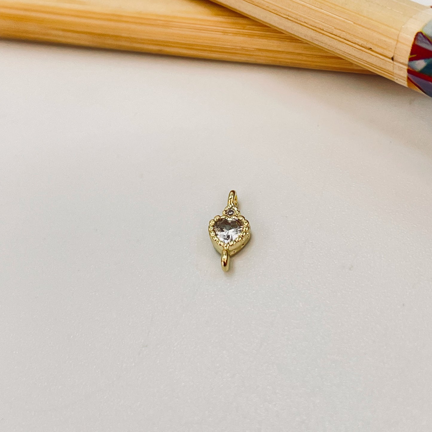 FO1071 Conector Mini Corazón Cristal y un mini circón borde rutilado 6 x 4 mm mas argollitas Figura Baño Oro Figuras Bañadas hecho de Bronce Bañado en Oro 18K Joyas Bañadas en Oro