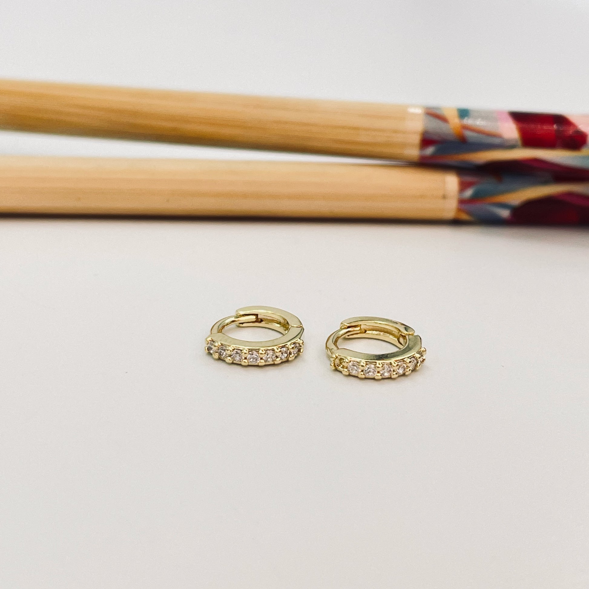 XO358 Aro Argolla Click Circones Espesor 1.5 mm Aro Baño Oro Aros Bañados hecho de Bronce Bañado en Oro 18K Joyas Bañadas en Oro