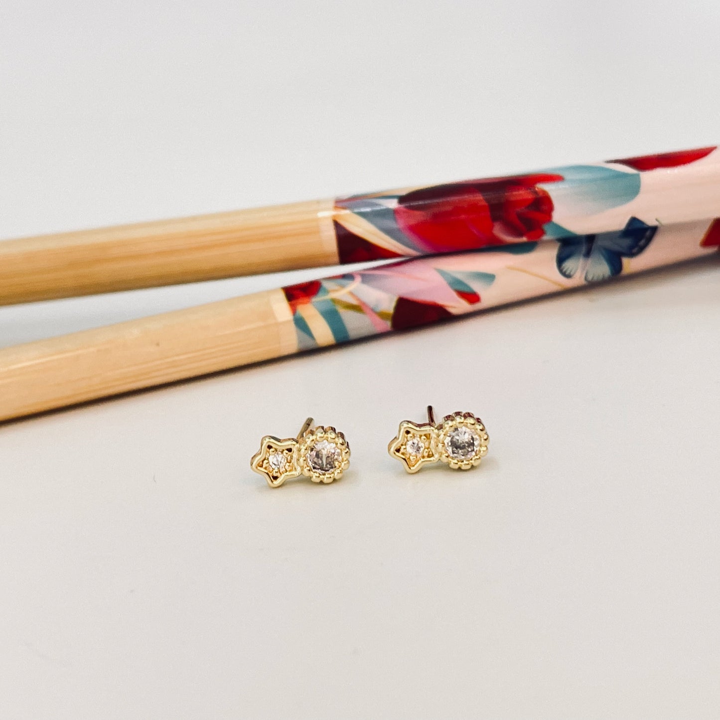 XO367 Aro mini estrella con circón 4 mm y Punto de Luz borde rutilado diá. 4.5 mm Tamaño Total 8.5 x 4.5 mm Aro Baño Oro Aros Bañados hecho de Bronce Bañado en Oro 18K Joyas Bañadas en Oro