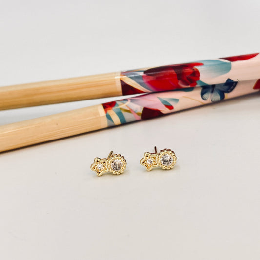 XO367 Aro mini estrella con circón 4 mm y Punto de Luz borde rutilado diá. 4.5 mm Tamaño Total 8.5 x 4.5 mm Aro Baño Oro Aros Bañados hecho de Bronce Bañado en Oro 18K Joyas Bañadas en Oro