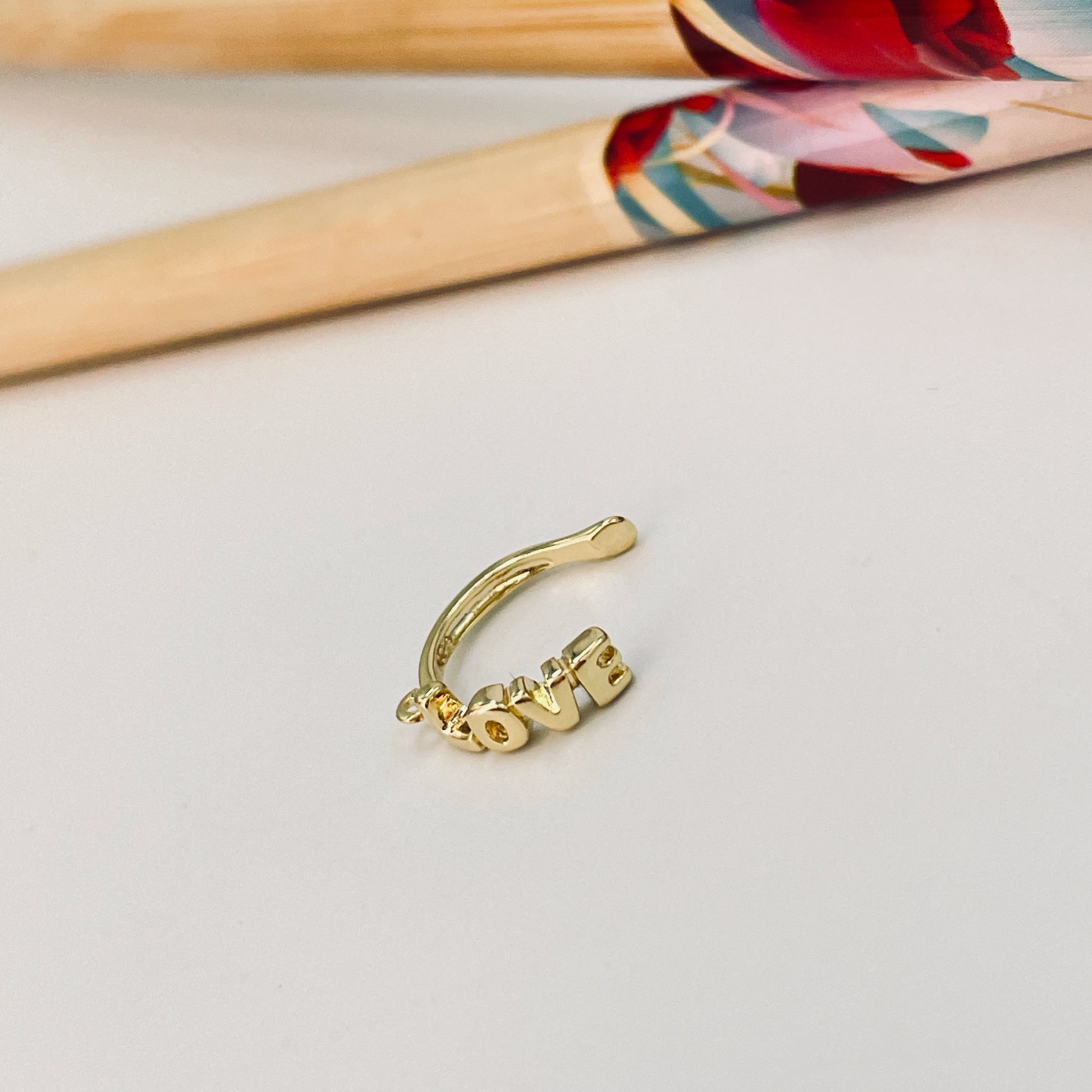 XO364 Aro Cuff Love con una argolla diá. 3 mm Espesor 2 mm Aro Baño Oro Aros Bañados hecho de Bronce Bañado en Oro 18K Joyas Bañadas en Oro