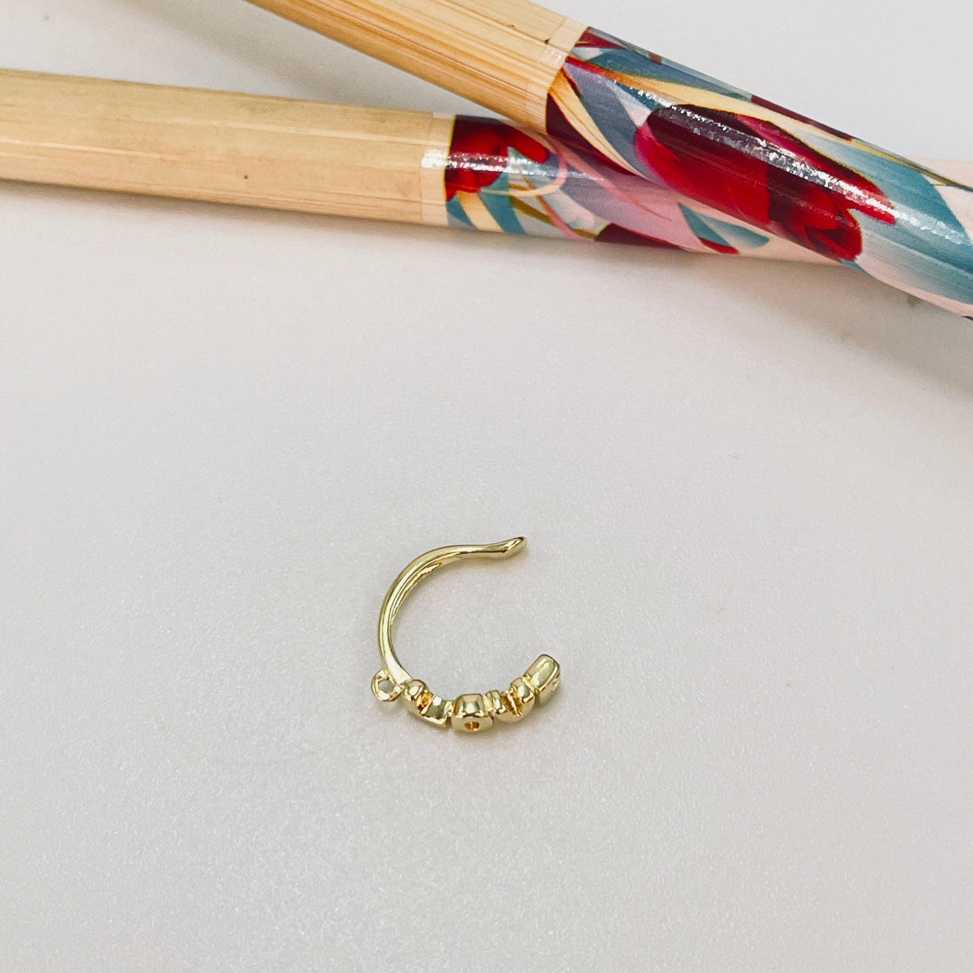 XO364 Aro Cuff Love con una argolla diá. 3 mm Espesor 2 mm Aro Baño Oro Aros Bañados hecho de Bronce Bañado en Oro 18K Joyas Bañadas en Oro