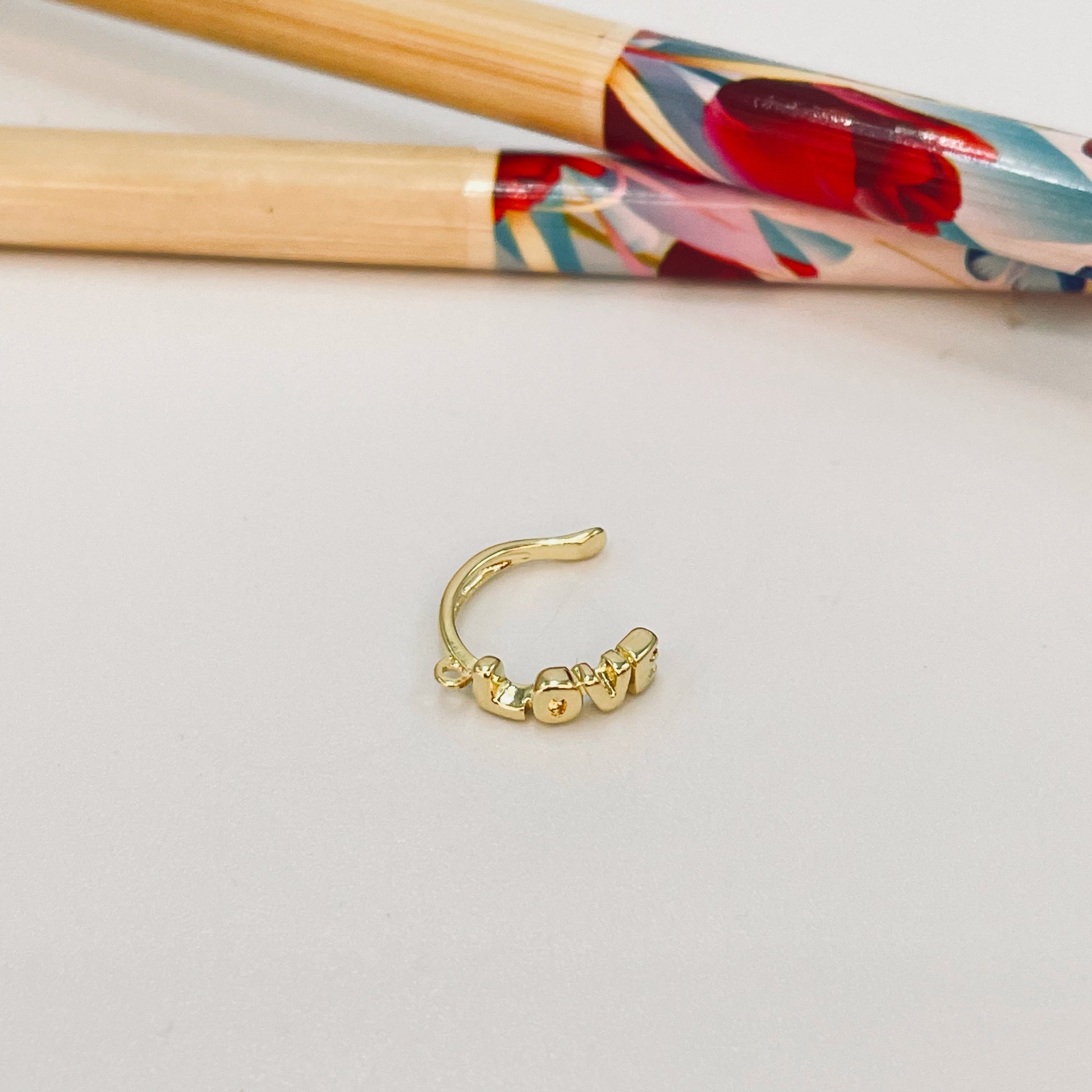 XO364 Aro Cuff Love con una argolla diá. 3 mm Espesor 2 mm Aro Baño Oro Aros Bañados hecho de Bronce Bañado en Oro 18K Joyas Bañadas en Oro