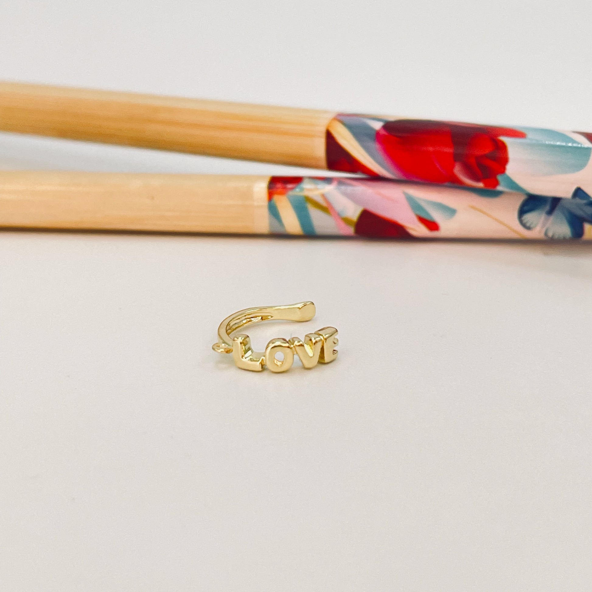 XO364 Aro Cuff Love con una argolla diá. 3 mm Espesor 2 mm Aro Baño Oro Aros Bañados hecho de Bronce Bañado en Oro 18K Joyas Bañadas en Oro