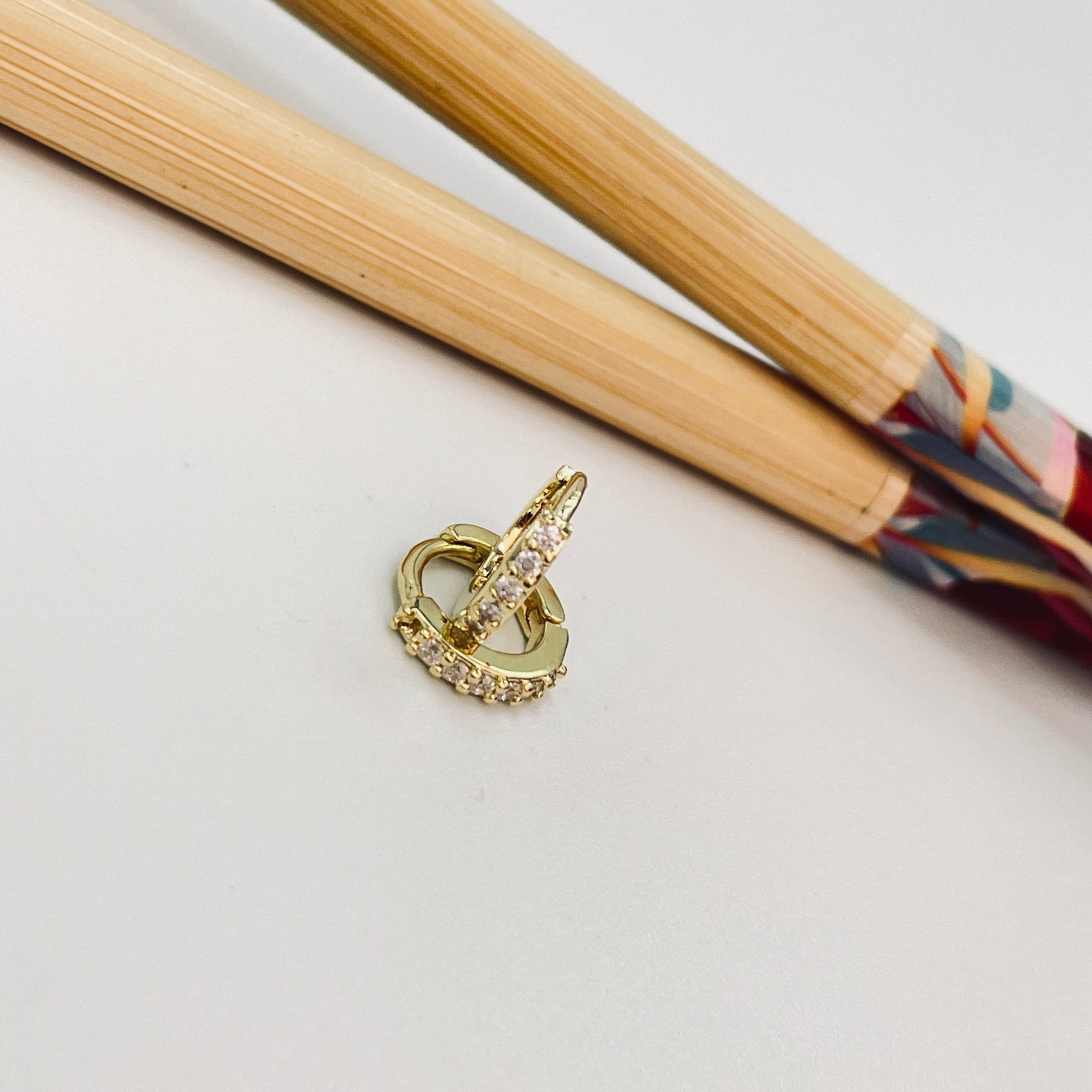 XO358 Aro Argolla Click Circones Espesor 1.5 mm Aro Baño Oro Aros Bañados hecho de Bronce Bañado en Oro 18K Joyas Bañadas en Oro
