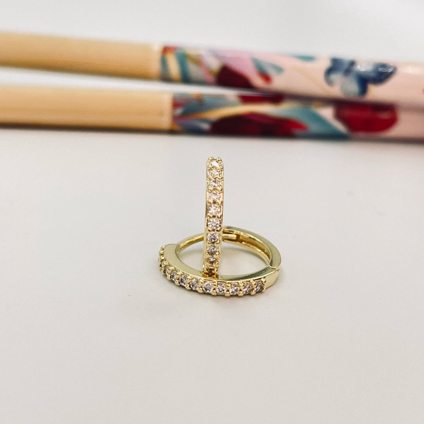 XO358 Aro Argolla Click Circones Espesor 1.5 mm Aro Baño Oro Aros Bañados hecho de Bronce Bañado en Oro 18K Joyas Bañadas en Oro