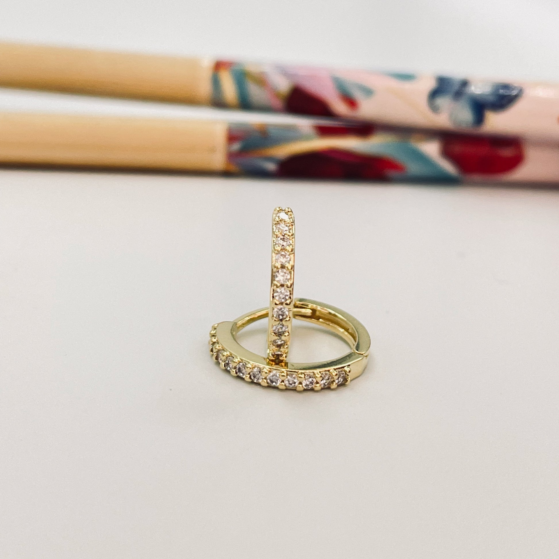 XO358 Aro Argolla Click Circones Espesor 1.5 mm Aro Baño Oro Aros Bañados hecho de Bronce Bañado en Oro 18K Joyas Bañadas en Oro