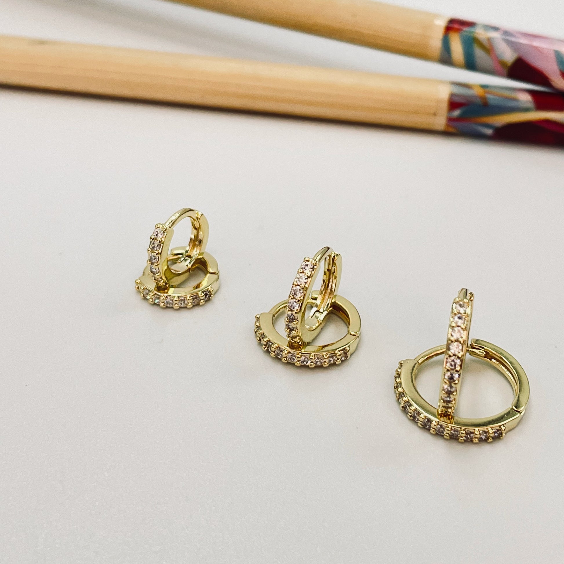 XO358 Aro Argolla Click Circones Espesor 1.5 mm Aro Baño Oro Aros Bañados hecho de Bronce Bañado en Oro 18K Joyas Bañadas en Oro