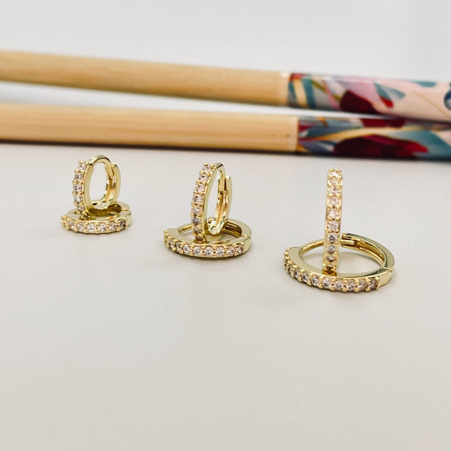 XO358 Aro Argolla Click Circones Espesor 1.5 mm Aro Baño Oro Aros Bañados hecho de Bronce Bañado en Oro 18K Joyas Bañadas en Oro