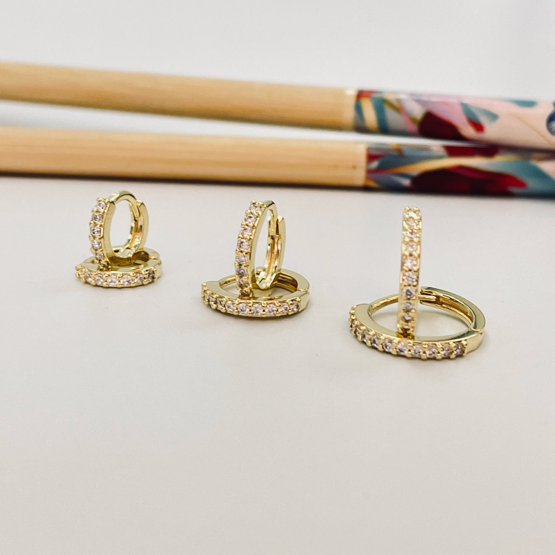 XO358 Aro Argolla Click Circones Espesor 1.5 mm Aro Baño Oro Aros Bañados hecho de Bronce Bañado en Oro 18K Joyas Bañadas en Oro