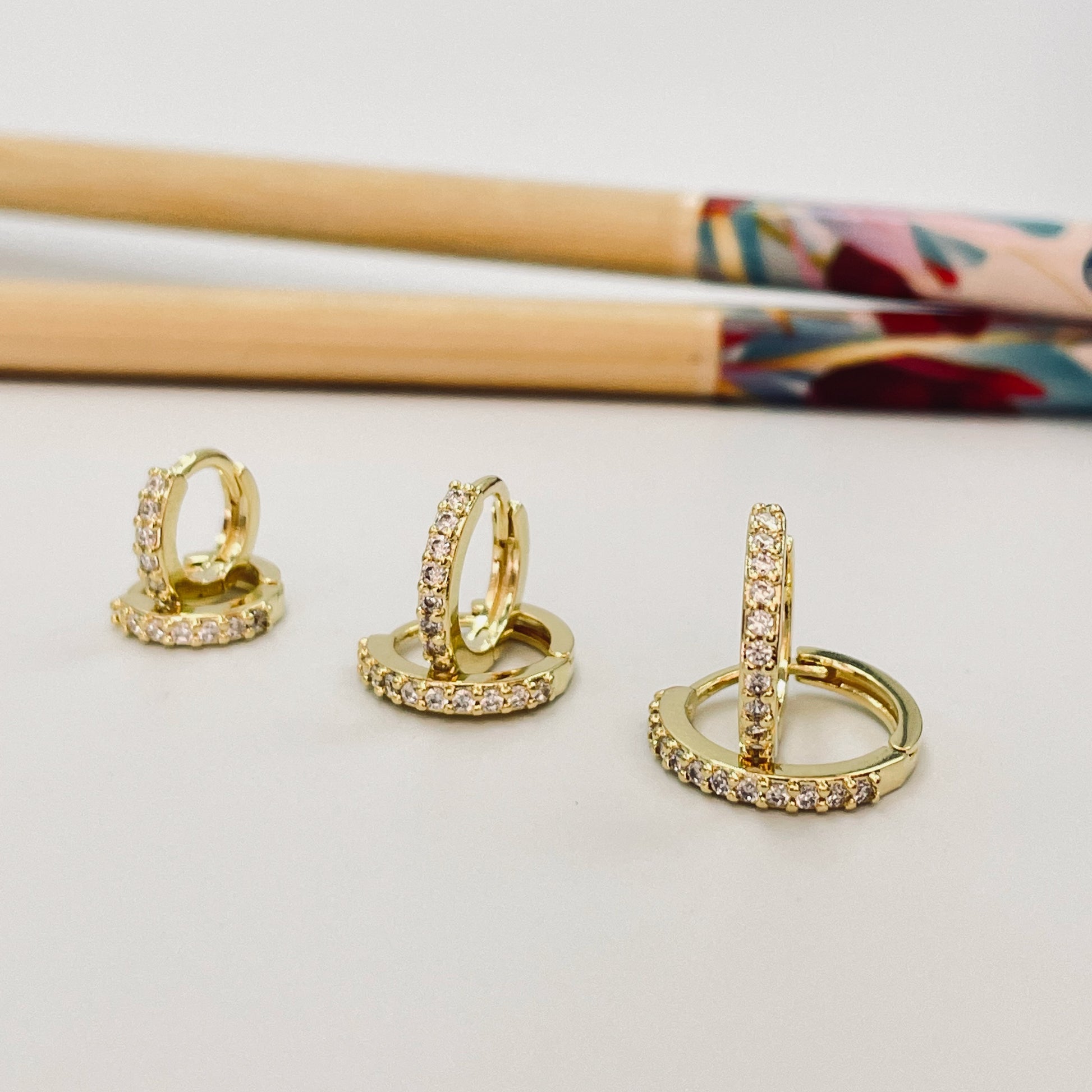 XO358 Aro Argolla Click Circones Espesor 1.5 mm Aro Baño Oro Aros Bañados hecho de Bronce Bañado en Oro 18K Joyas Bañadas en Oro