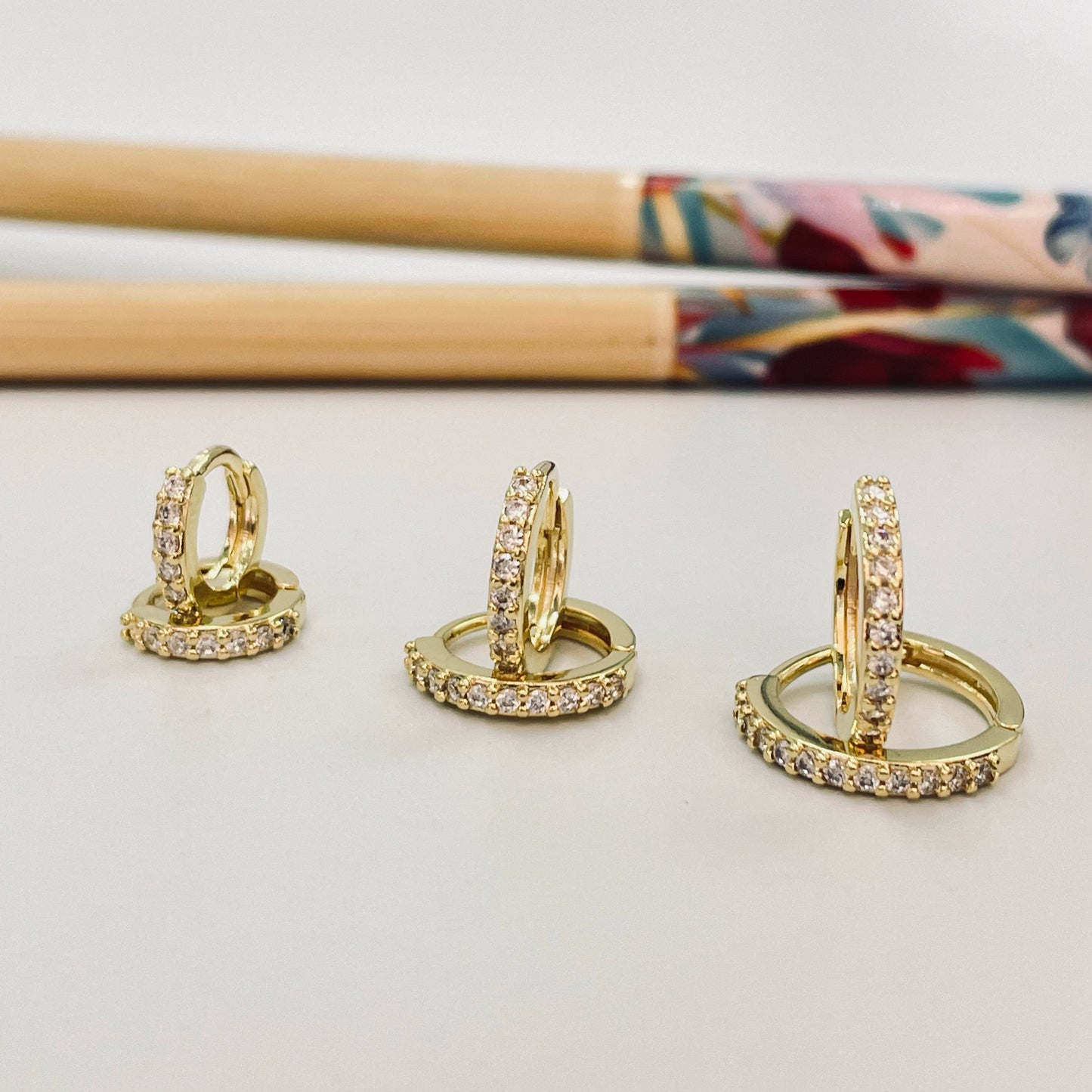 XO358 Aro Argolla Click Circones Espesor 1.5 mm Aro Baño Oro Aros Bañados hecho de Bronce Bañado en Oro 18K Joyas Bañadas en Oro