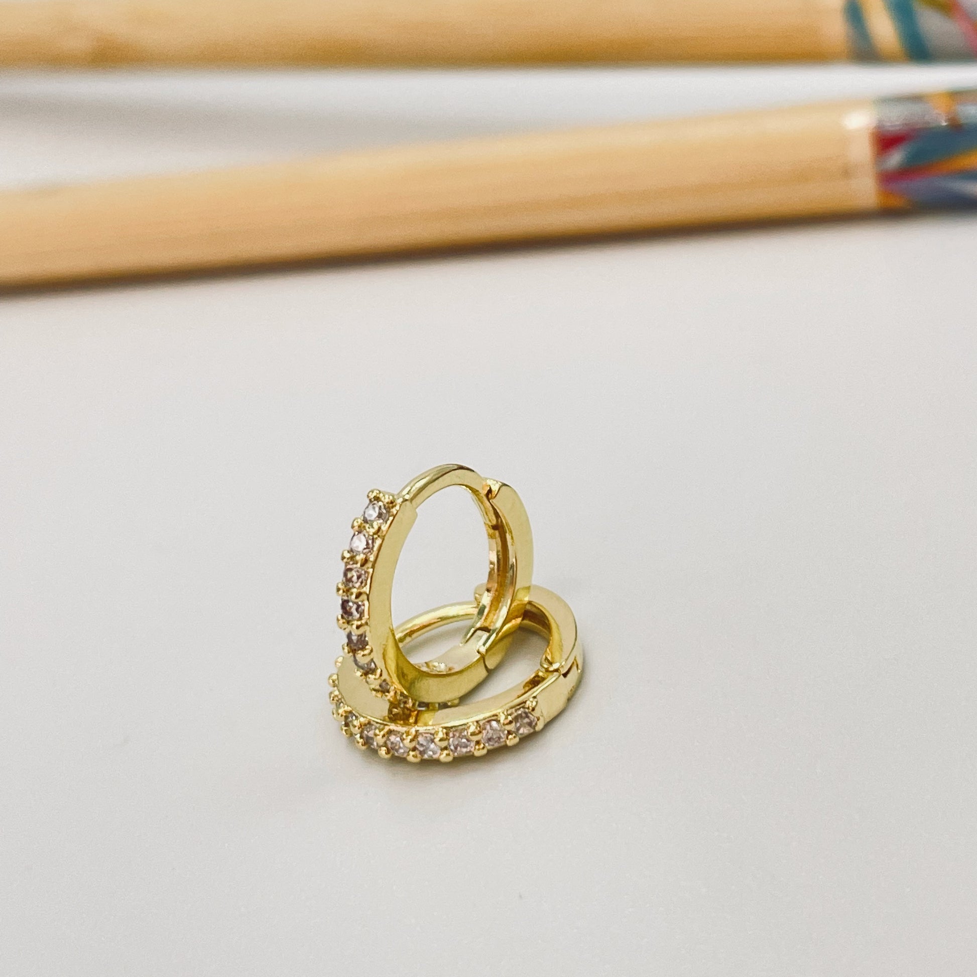 XO358 Aro Argolla Click Circones Espesor 1.5 mm Aro Baño Oro Aros Bañados hecho de Bronce Bañado en Oro 18K Joyas Bañadas en Oro
